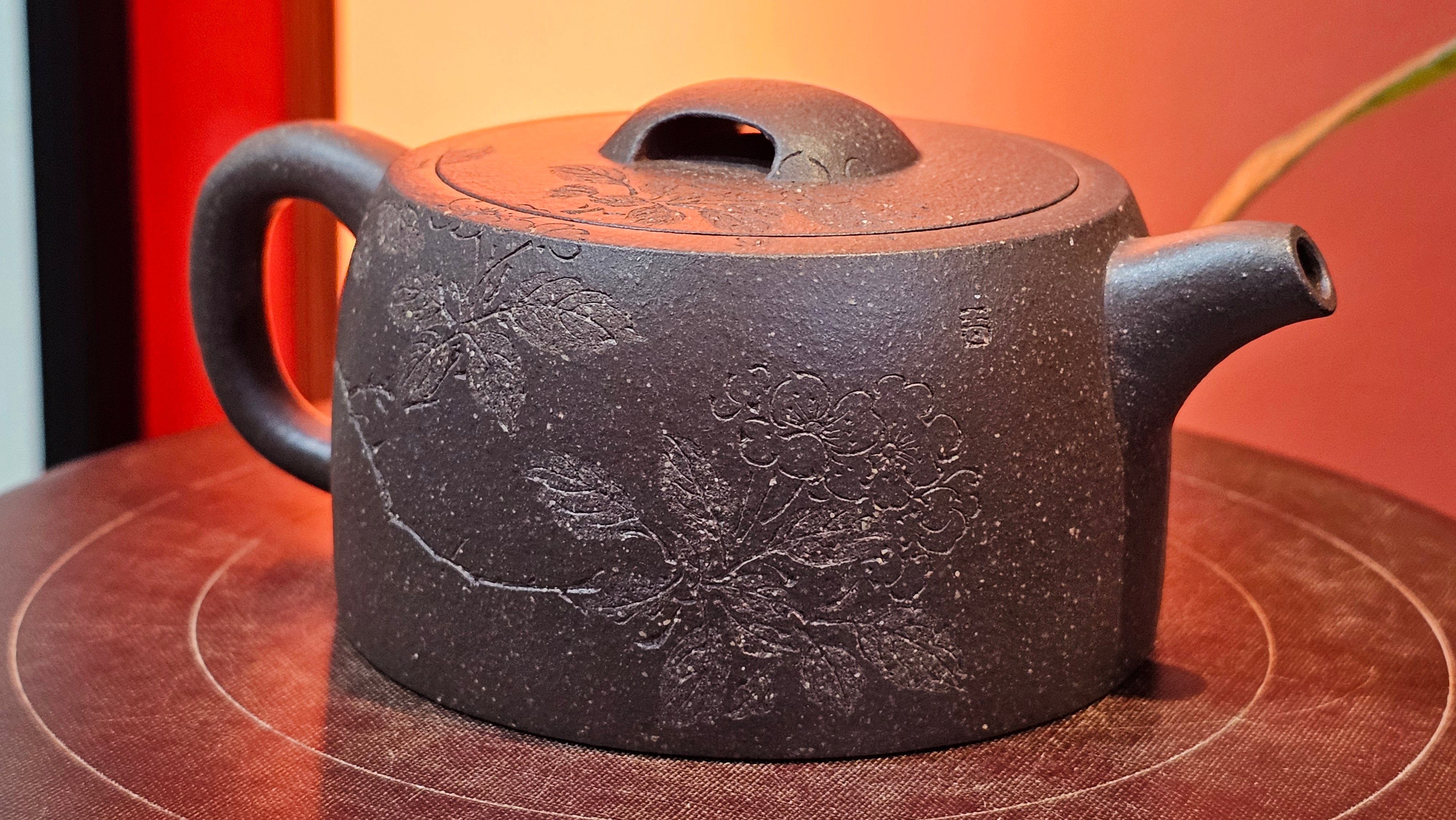 Niu Gai Jing Lan《牛盖井栏》, 166.2ml, Hei Zi Ni 黑紫泥, by our Craftsman Zhang Huan 张欢, with Plum Blossoms Engraving Art by Craftsman Nan Shan Lao Ren 南山老人 ~!Congratulations to Mr A.D.P.! 2359hrs 16th Nov 2025, Forest! Belgium🇧🇪!