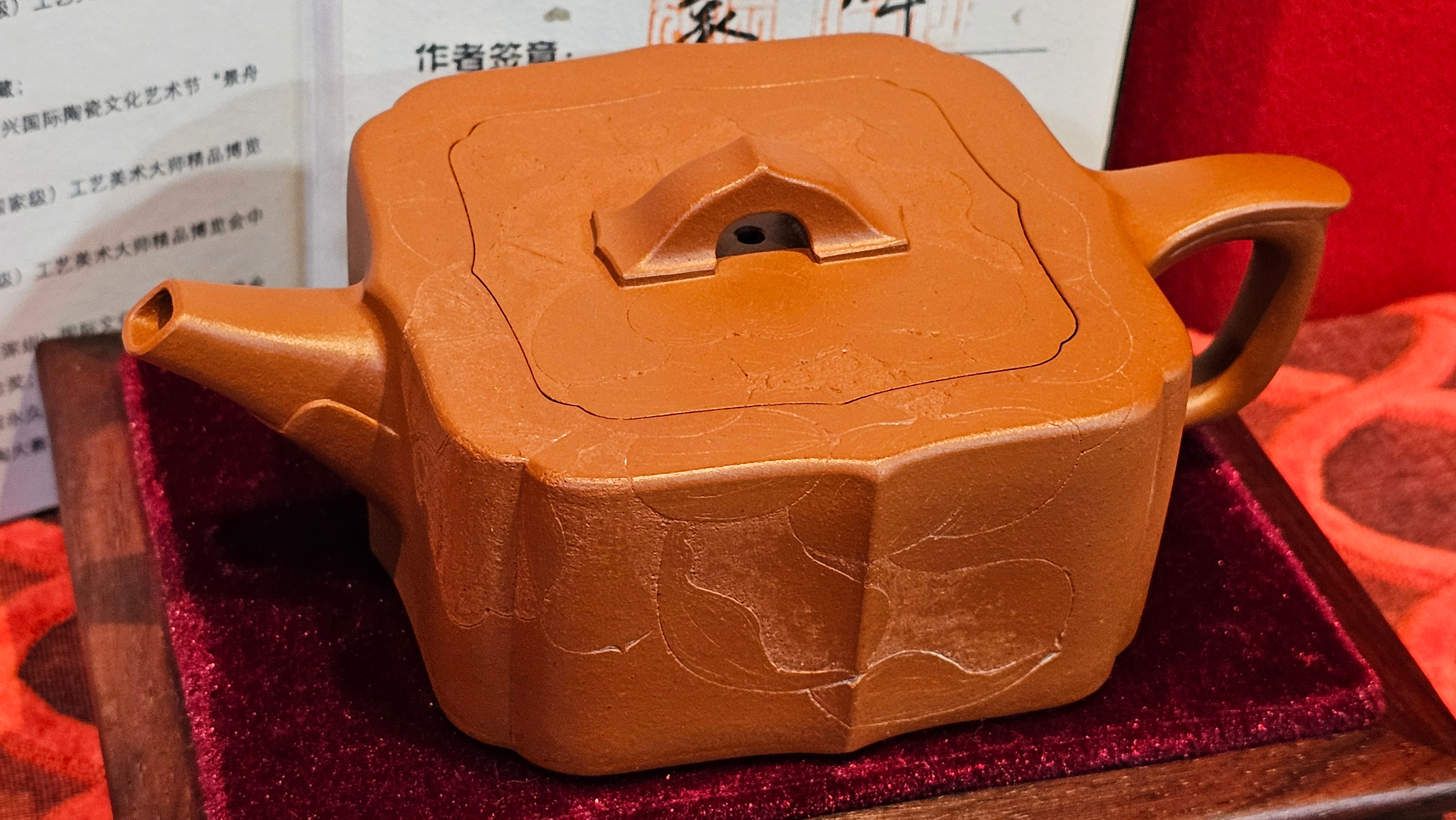 《振莲四方》~五件套组 "Zhen Lian Si Fang" SET of Five!(matching Twin cups & Twin trays), Zhu Sha 朱砂(WORLD DEBUT), by L2A Senior Consummate Artist Yuan Hui 袁辉! Lotus Engraving by Jin Li 金笠。(Lid Closing Video@11th Frame)~Congrats Dr W.S.! 0603hrs 15th Nov 2025, AZ!