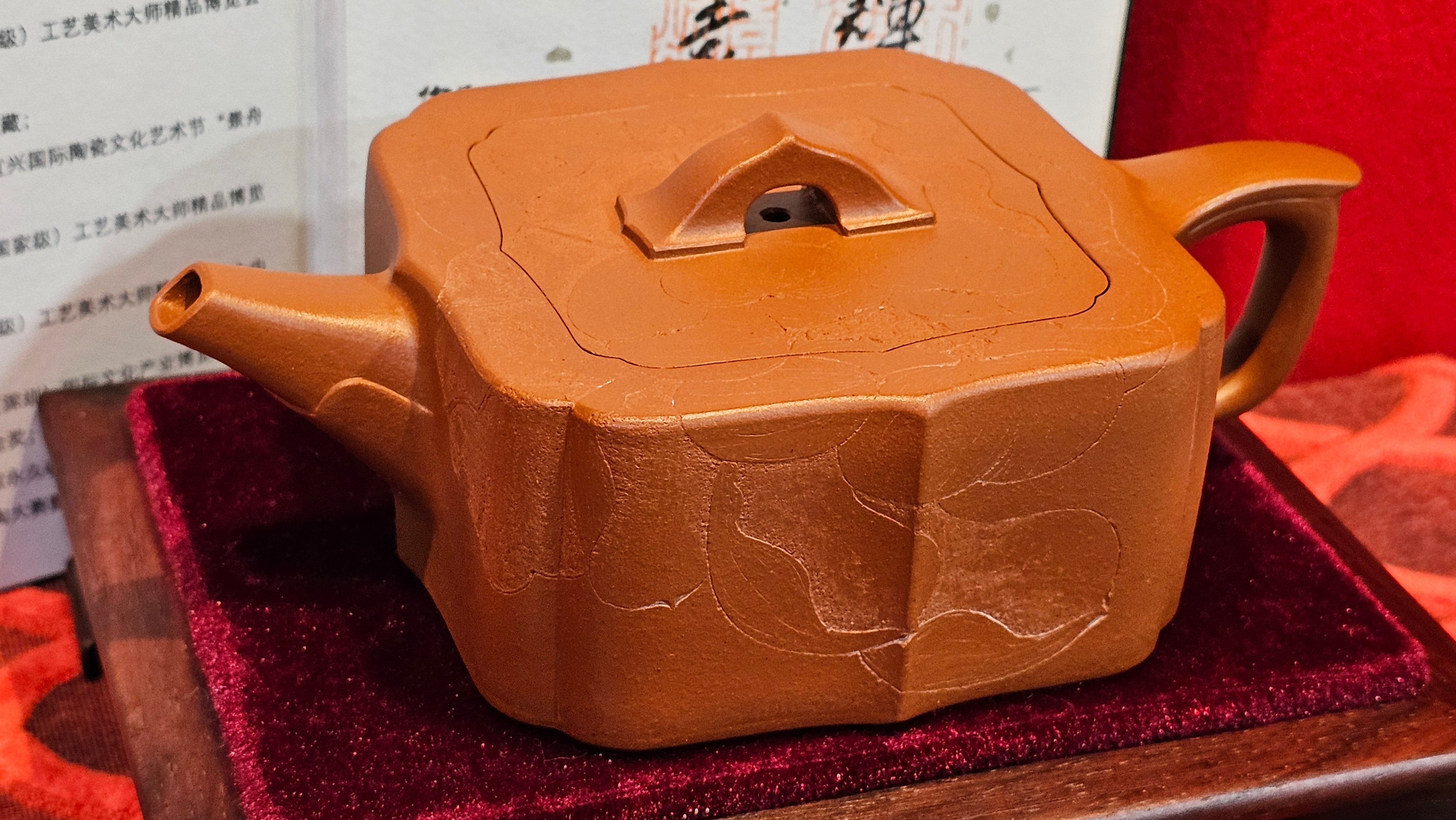 《振莲四方》~五件套组 "Zhen Lian Si Fang" SET of Five!(matching Twin cups & Twin trays), Zhu Sha 朱砂(WORLD DEBUT), by L2A Senior Consummate Artist Yuan Hui 袁辉! Lotus Engraving by Jin Li 金笠。(Lid Closing Video@11th Frame)~Congrats Dr W.S.! 0603hrs 15th Nov 2025, AZ!