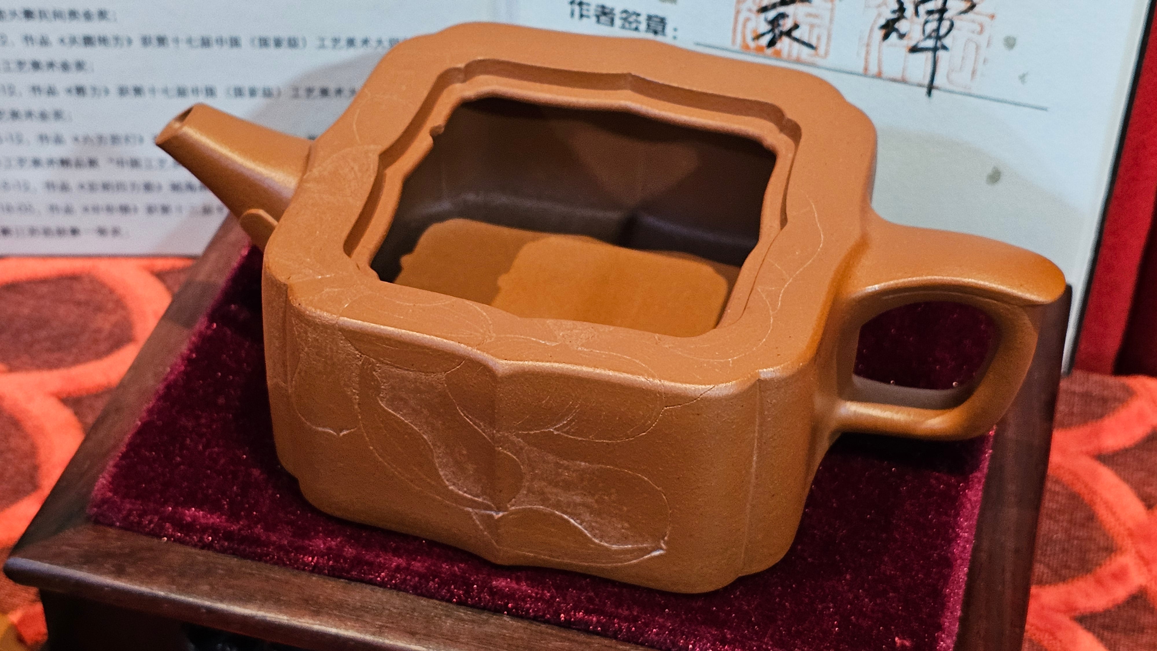 《振莲四方》~五件套组 "Zhen Lian Si Fang" SET of Five!(matching Twin cups & Twin trays), Zhu Sha 朱砂(WORLD DEBUT), by L2A Senior Consummate Artist Yuan Hui 袁辉! Lotus Engraving by Jin Li 金笠。(Lid Closing Video@11th Frame)~Congrats Dr W.S.! 0603hrs 15th Nov 2025, AZ!