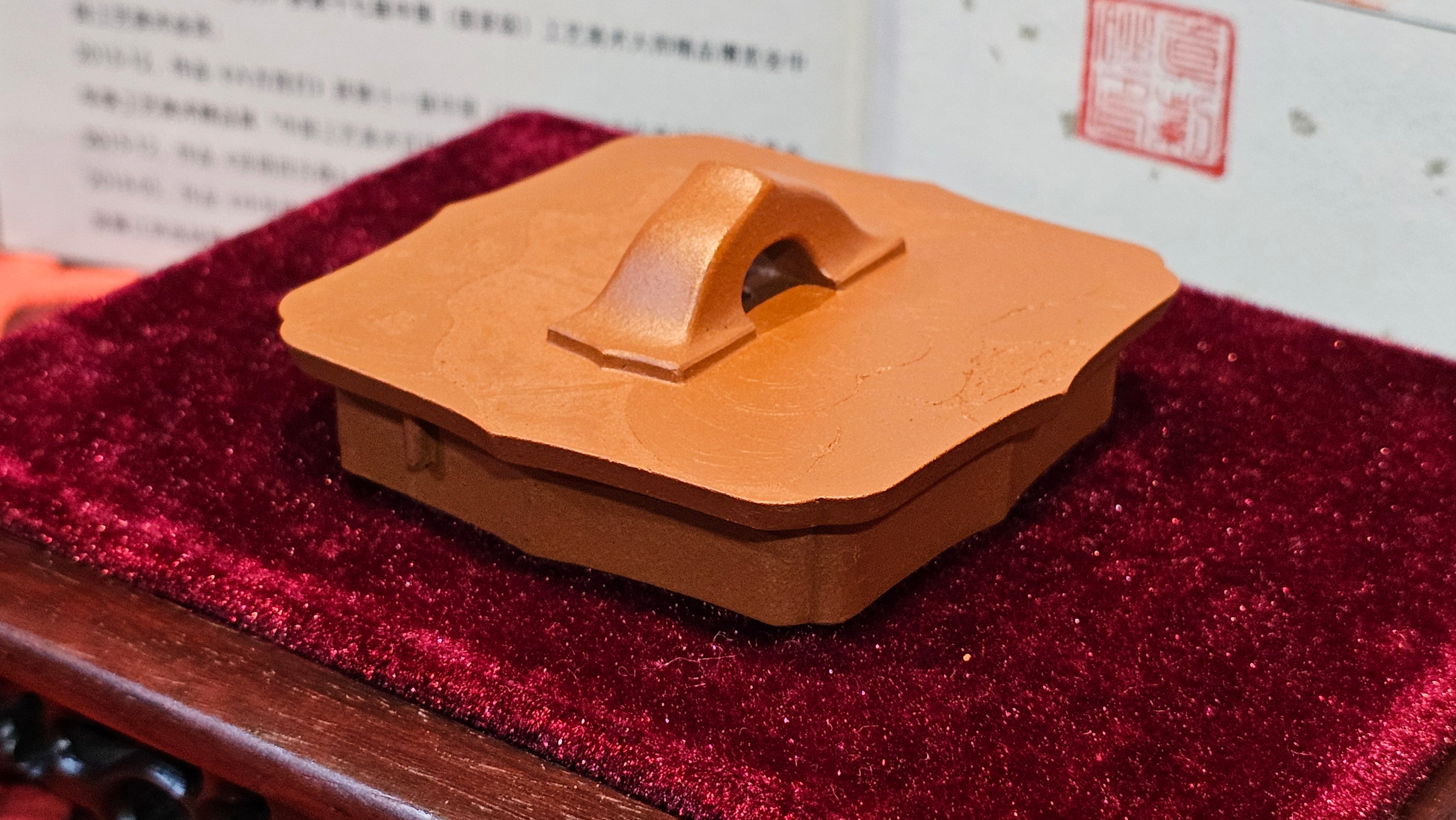 《振莲四方》~五件套组 "Zhen Lian Si Fang" SET of Five!(matching Twin cups & Twin trays), Zhu Sha 朱砂(WORLD DEBUT), by L2A Senior Consummate Artist Yuan Hui 袁辉! Lotus Engraving by Jin Li 金笠。(Lid Closing Video@11th Frame)~Congrats Dr W.S.! 0603hrs 15th Nov 2025, AZ!