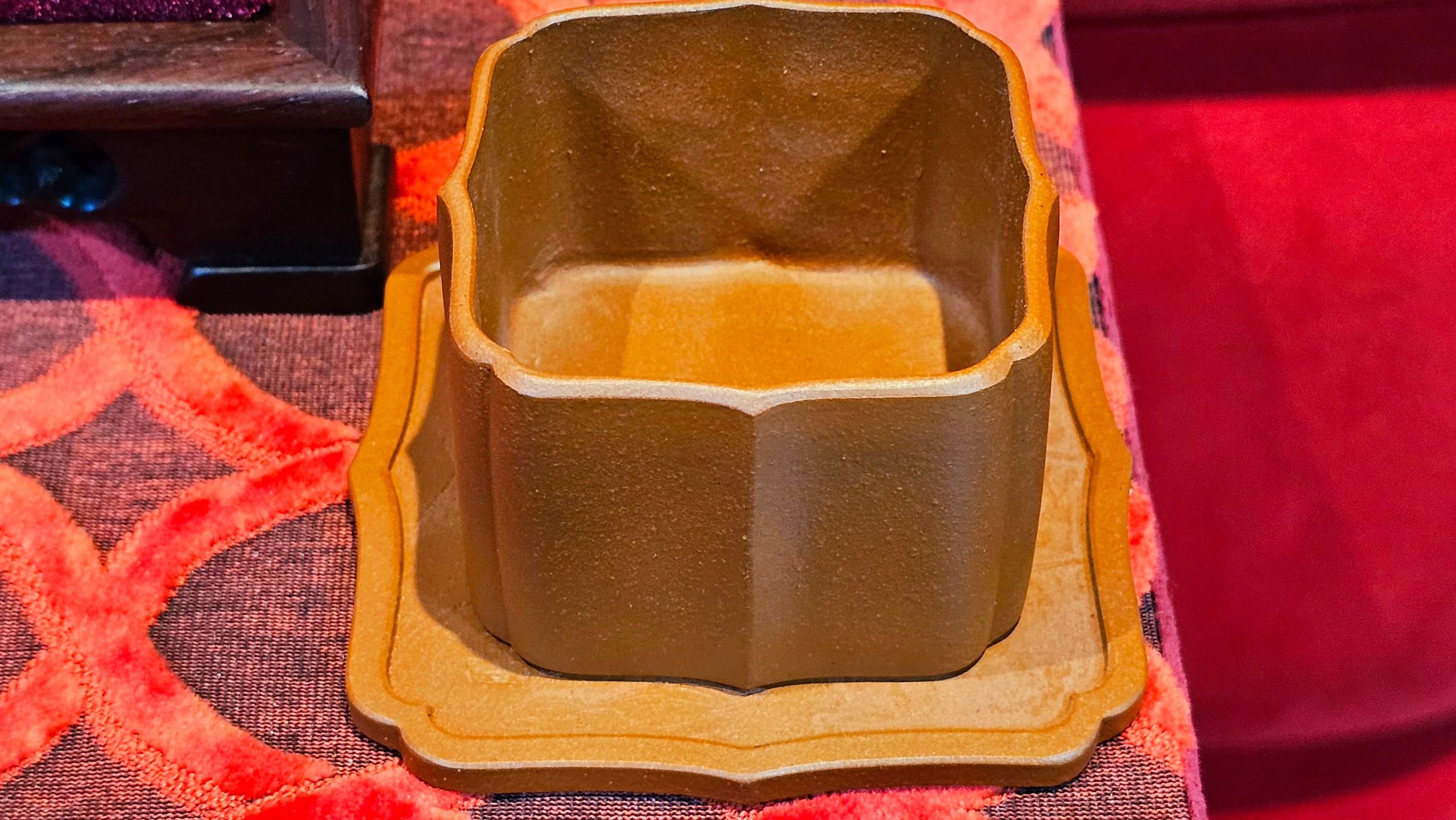 《振莲四方》~五件套组 "Zhen Lian Si Fang" SET of Five!(matching Twin cups & Twin trays), Zhu Sha 朱砂(WORLD DEBUT), by L2A Senior Consummate Artist Yuan Hui 袁辉! Lotus Engraving by Jin Li 金笠。(Lid Closing Video@11th Frame)~Congrats Dr W.S.! 0603hrs 15th Nov 2025, AZ!