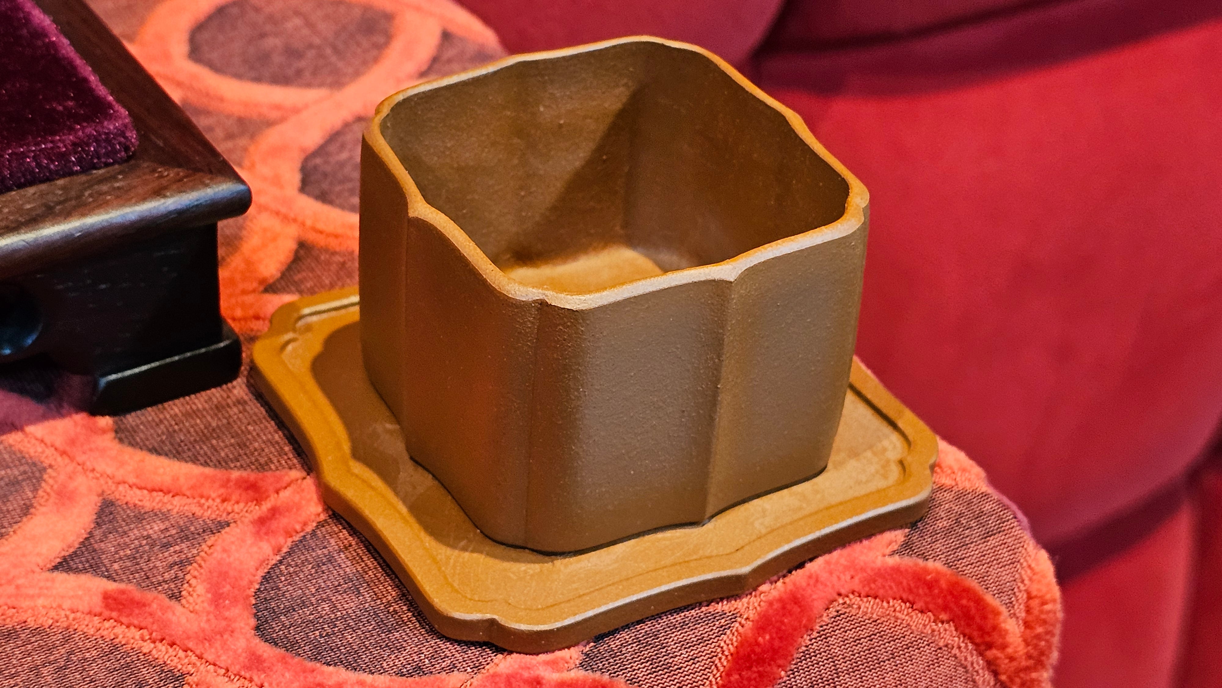 《振莲四方》~五件套组 "Zhen Lian Si Fang" SET of Five!(matching Twin cups & Twin trays), Zhu Sha 朱砂(WORLD DEBUT), by L2A Senior Consummate Artist Yuan Hui 袁辉! Lotus Engraving by Jin Li 金笠。(Lid Closing Video@11th Frame)~Congrats Dr W.S.! 0603hrs 15th Nov 2025, AZ!