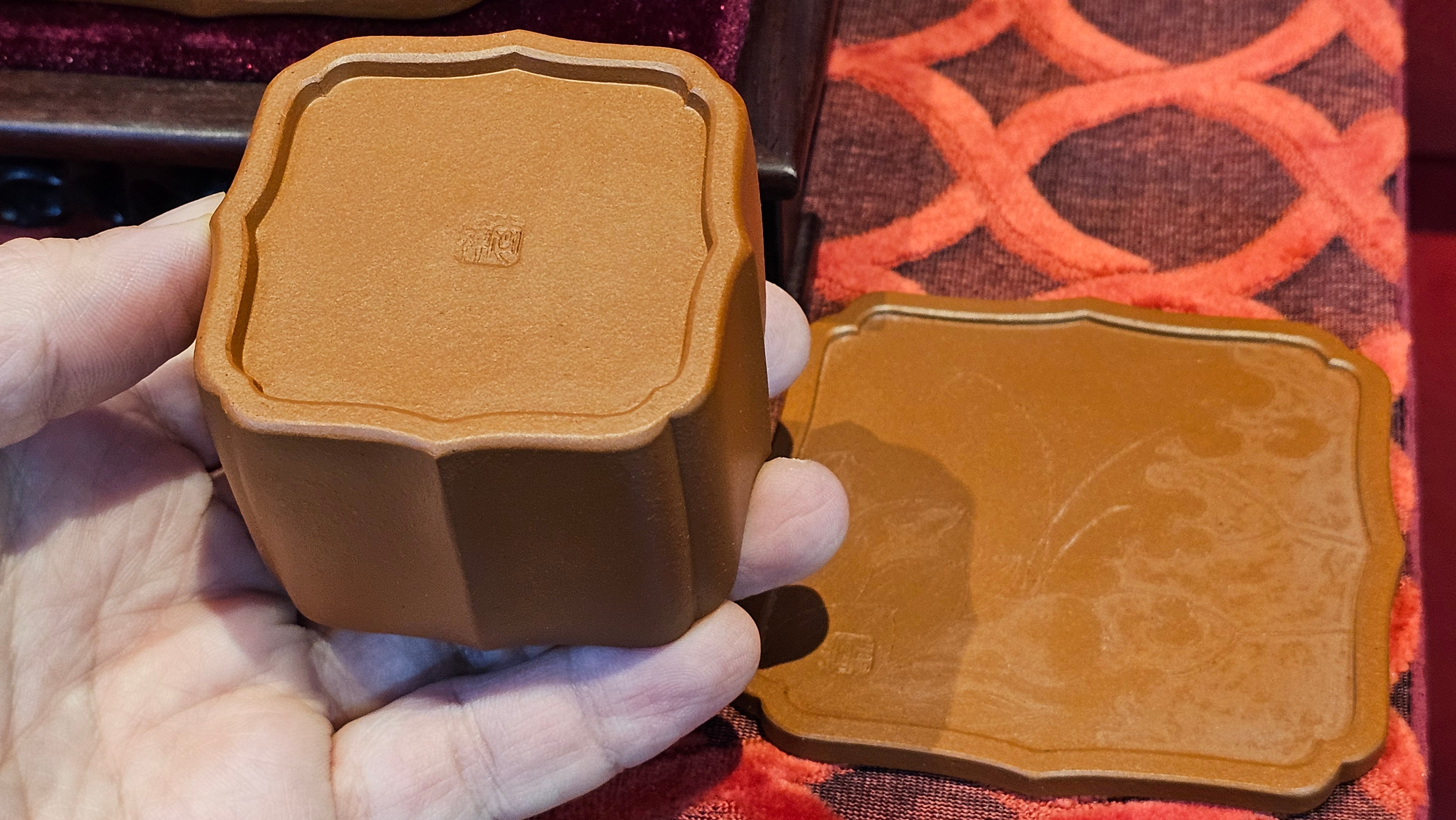 《振莲四方》~五件套组 "Zhen Lian Si Fang" SET of Five!(matching Twin cups & Twin trays), Zhu Sha 朱砂(WORLD DEBUT), by L2A Senior Consummate Artist Yuan Hui 袁辉! Lotus Engraving by Jin Li 金笠。(Lid Closing Video@11th Frame)~Congrats Dr W.S.! 0603hrs 15th Nov 2025, AZ!