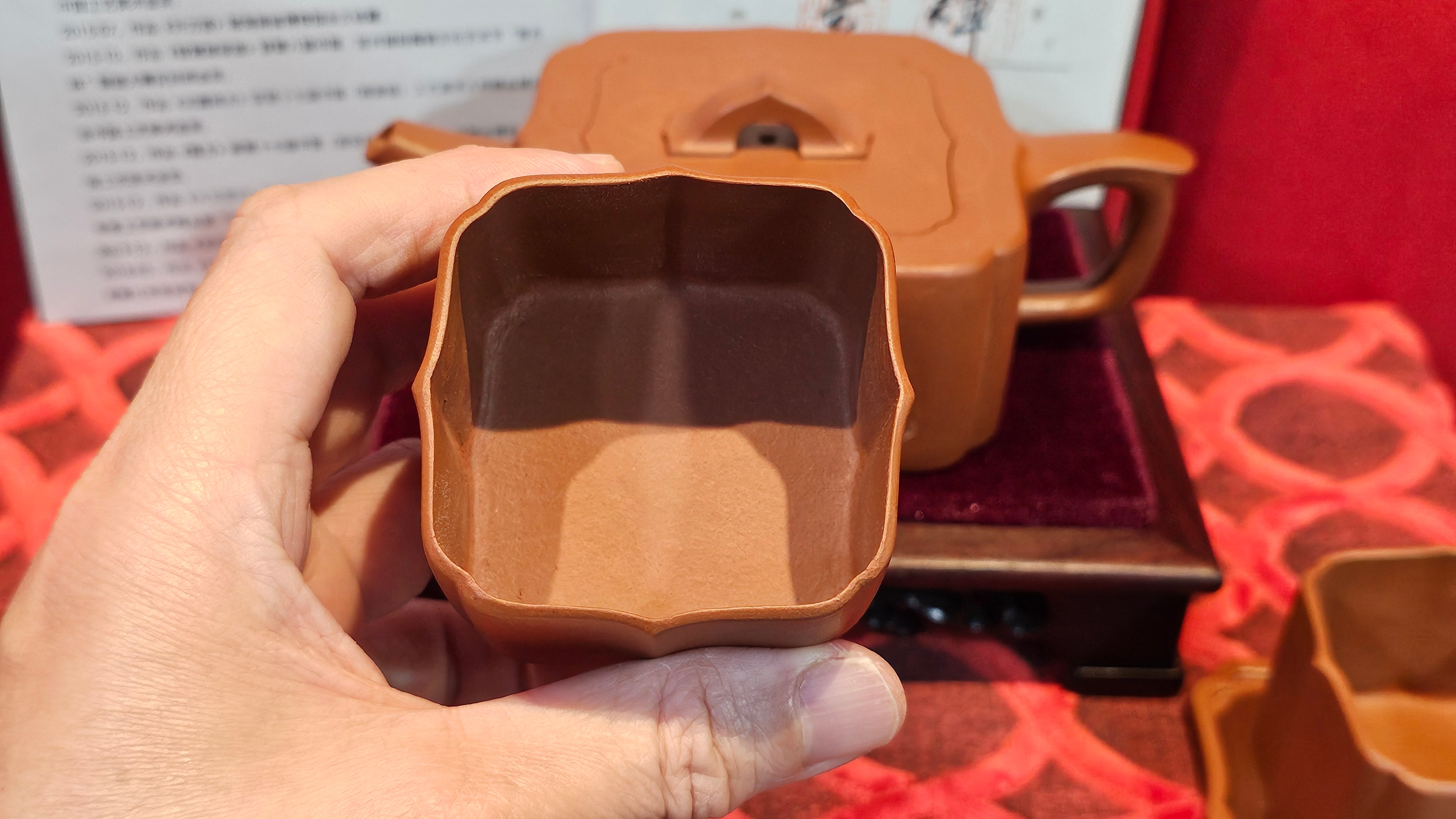 《振莲四方》~五件套组 "Zhen Lian Si Fang" SET of Five!(matching Twin cups & Twin trays), Zhu Sha 朱砂(WORLD DEBUT), by L2A Senior Consummate Artist Yuan Hui 袁辉! Lotus Engraving by Jin Li 金笠。(Lid Closing Video@11th Frame)~Congrats Dr W.S.! 0603hrs 15th Nov 2025, AZ!