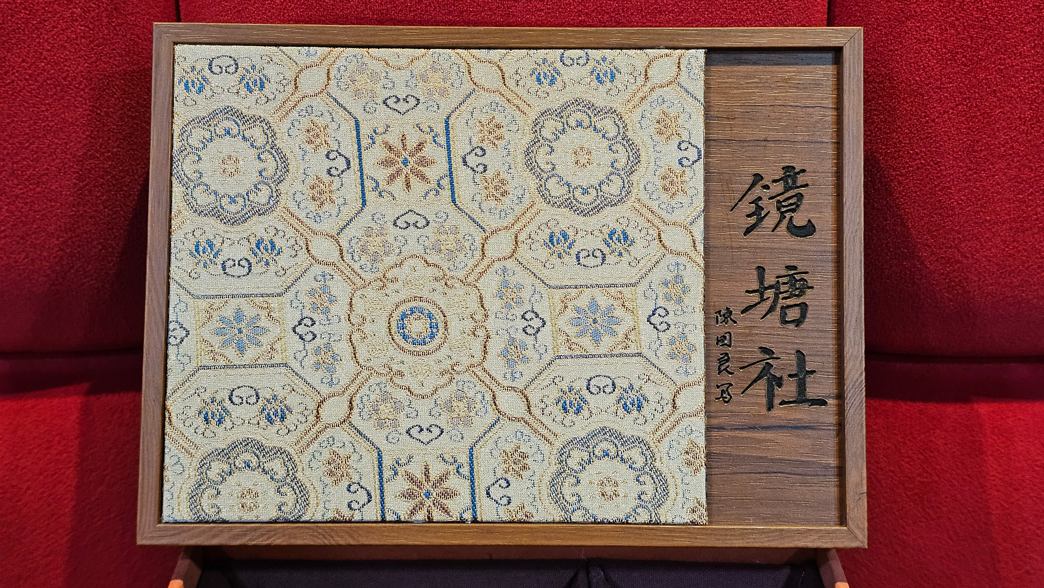 《益寿延年》"Yi Shou Yan Nian", 251.3ml, AUSPICIOUS. Longevity Blessing! Lid Top Clay Sculpting, Poem Engraving, Crafted with Cao Family's Di Cao Qing By Assoc Master Artist Zhang Ke ~ Congratulations to Mr J.C.K.! 1909hrs 27th Nov 2025, Rio Rancho! NM!