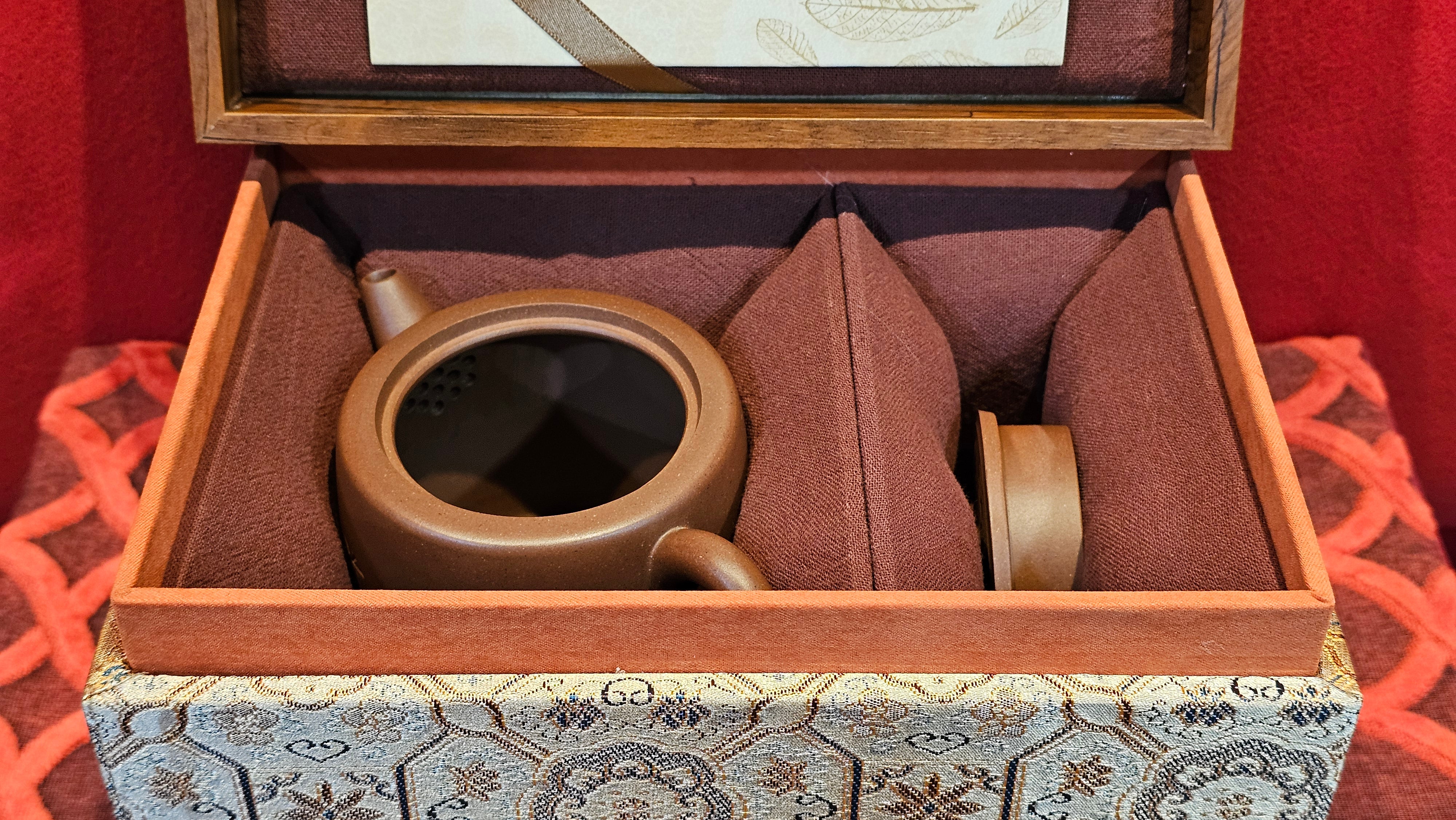 《益寿延年》"Yi Shou Yan Nian", 251.3ml, AUSPICIOUS. Longevity Blessing! Lid Top Clay Sculpting, Poem Engraving, Crafted with Cao Family's Di Cao Qing By Assoc Master Artist Zhang Ke ~ Congratulations to Mr J.C.K.! 1909hrs 27th Nov 2025, Rio Rancho! NM!