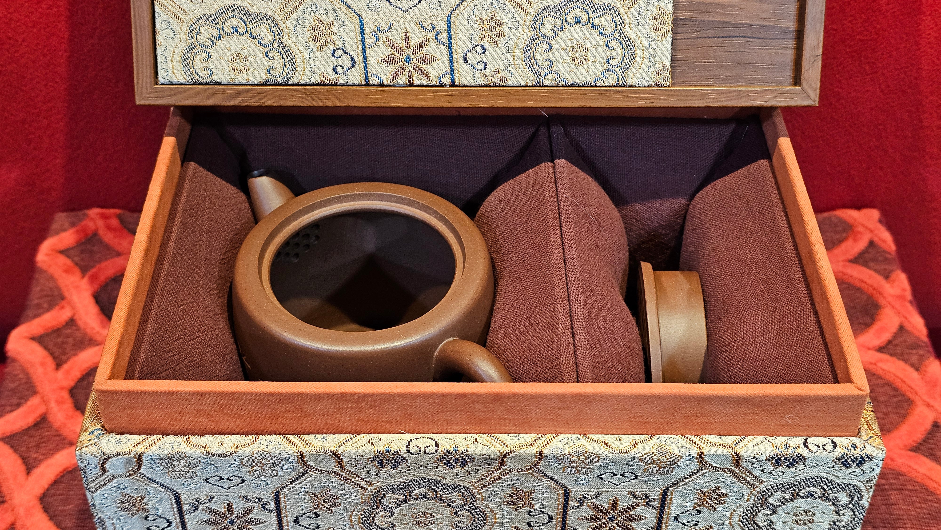 《益寿延年》"Yi Shou Yan Nian", 251.3ml, AUSPICIOUS. Longevity Blessing! Lid Top Clay Sculpting, Poem Engraving, Crafted with Cao Family's Di Cao Qing By Assoc Master Artist Zhang Ke ~ Congratulations to Mr J.C.K.! 1909hrs 27th Nov 2025, Rio Rancho! NM!