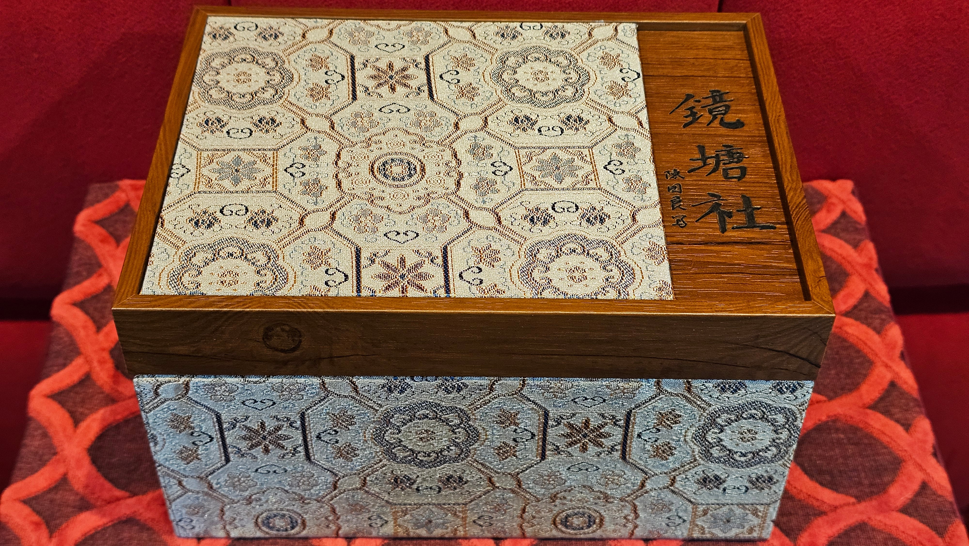 《益寿延年》"Yi Shou Yan Nian", 251.3ml, AUSPICIOUS. Longevity Blessing! Lid Top Clay Sculpting, Poem Engraving, Crafted with Cao Family's Di Cao Qing By Assoc Master Artist Zhang Ke ~ Congratulations to Mr J.C.K.! 1909hrs 27th Nov 2025, Rio Rancho! NM!