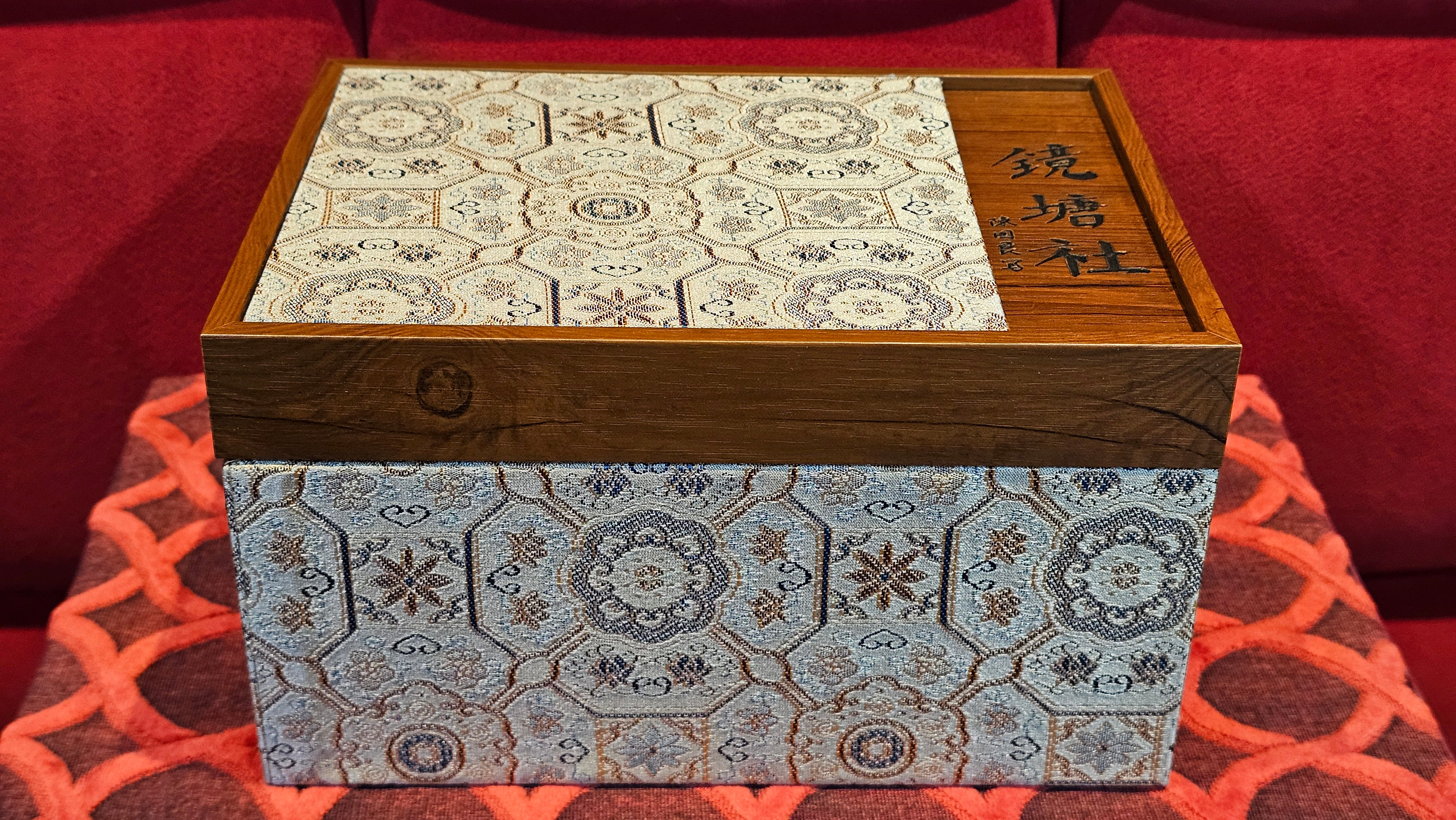 《益寿延年》"Yi Shou Yan Nian", 251.3ml, AUSPICIOUS. Longevity Blessing! Lid Top Clay Sculpting, Poem Engraving, Crafted with Cao Family's Di Cao Qing By Assoc Master Artist Zhang Ke ~ Congratulations to Mr J.C.K.! 1909hrs 27th Nov 2025, Rio Rancho! NM!