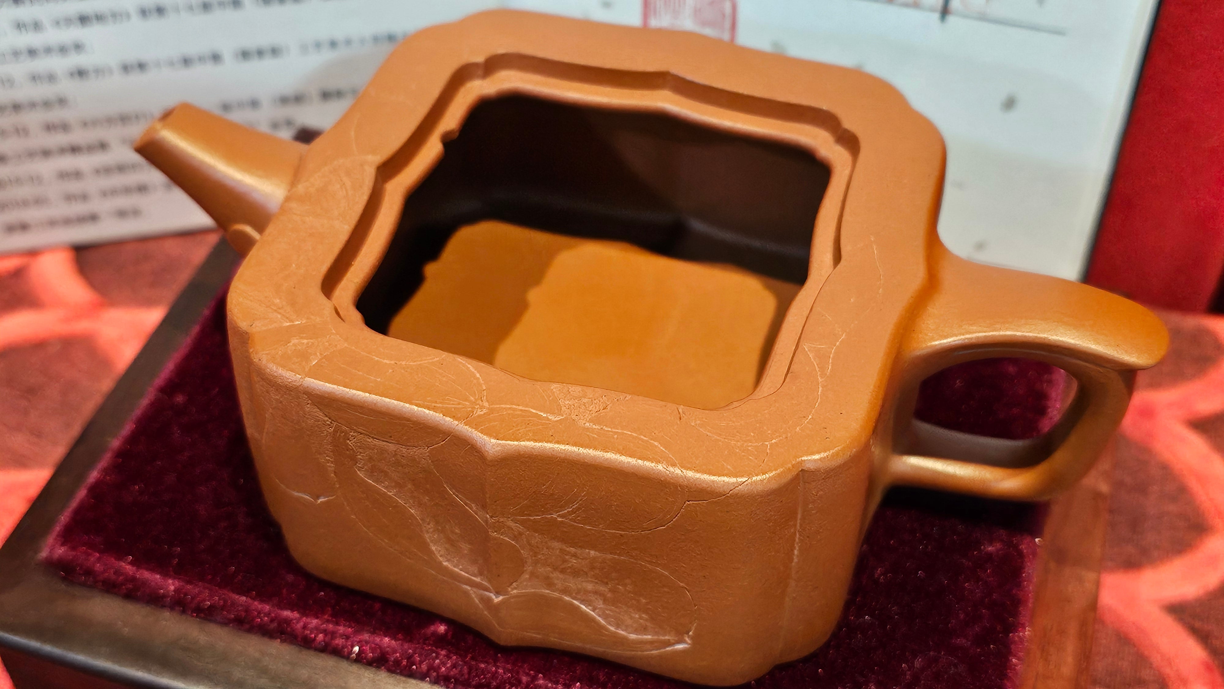 《振莲四方》~五件套组 "Zhen Lian Si Fang" SET of Five!(matching Twin cups & Twin trays), Zhu Sha 朱砂(WORLD DEBUT), by L2A Senior Consummate Artist Yuan Hui 袁辉! Lotus Engraving by Jin Li 金笠。(Lid Closing Video@11th Frame)~Congrats Dr W.S.! 0603hrs 15th Nov 2025, AZ!