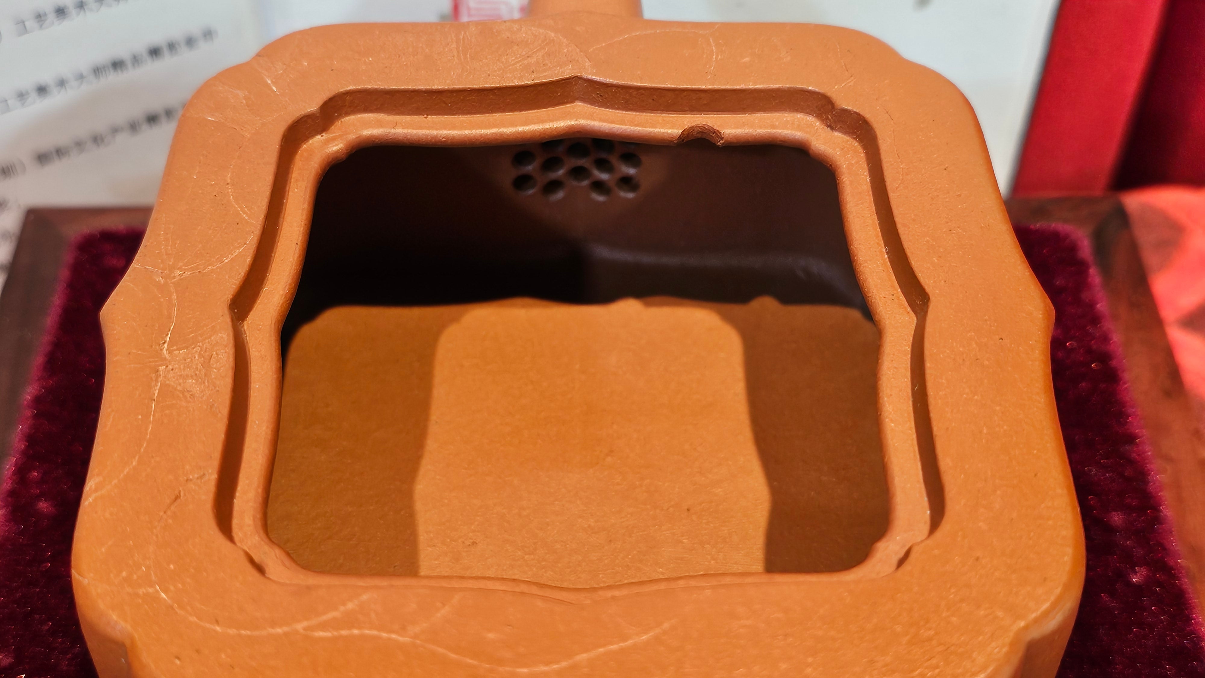 《振莲四方》~五件套组 "Zhen Lian Si Fang" SET of Five!(matching Twin cups & Twin trays), Zhu Sha 朱砂(WORLD DEBUT), by L2A Senior Consummate Artist Yuan Hui 袁辉! Lotus Engraving by Jin Li 金笠。(Lid Closing Video@11th Frame)~Congrats Dr W.S.! 0603hrs 15th Nov 2025, AZ!