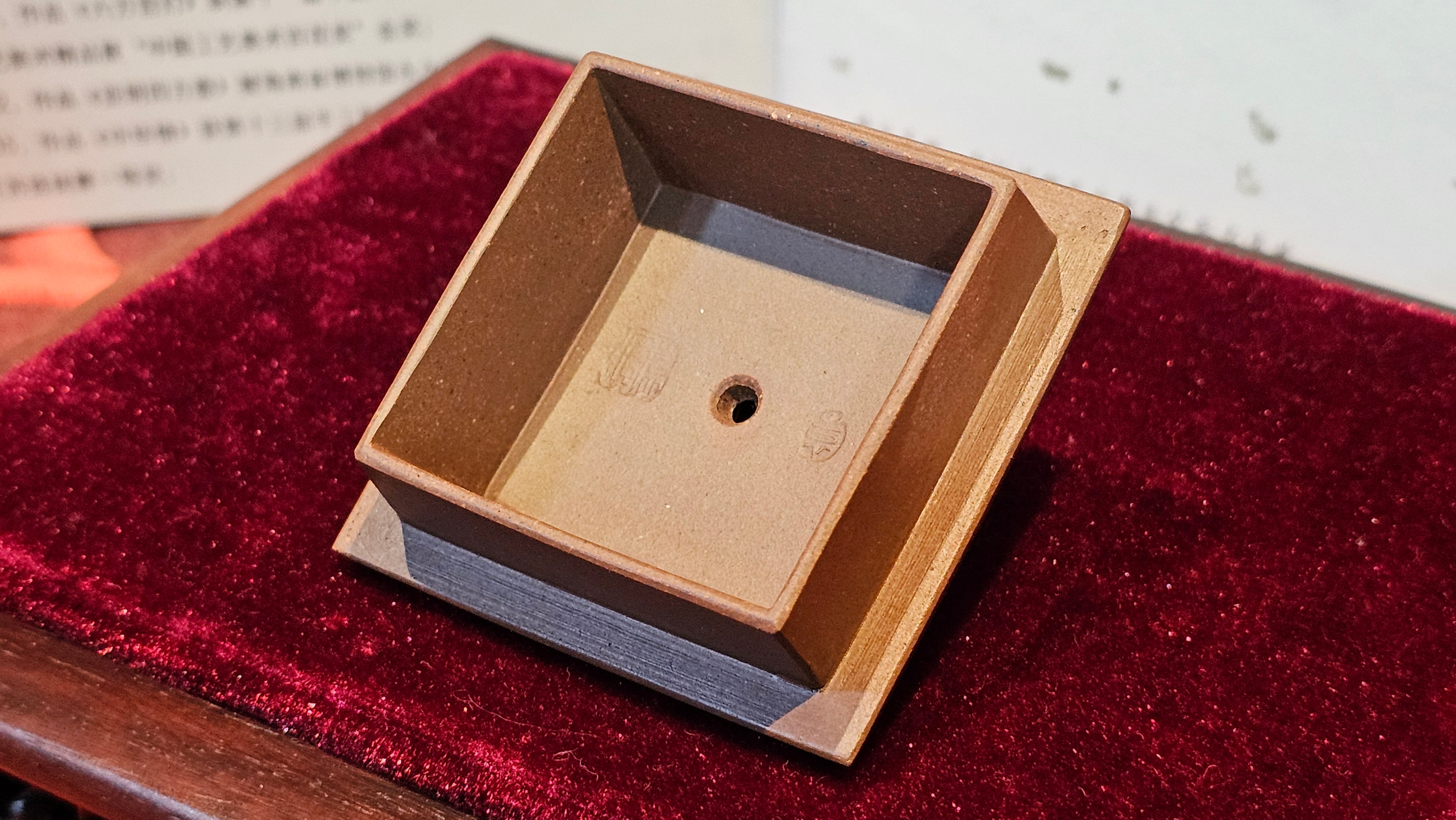 《亚明四方》"Ya Ming Si Fang", 195.5ml, Di Cao Qing Zi Ni, by L2A Senior Consummate Artist Yuan Hui 高级振兴技艺师兼高级工艺美术师～袁辉。 ~ Congratulations to Mr A.A.! 0235hrs 16hrs Nov 2025, Port Franks! Canada🇨🇦!