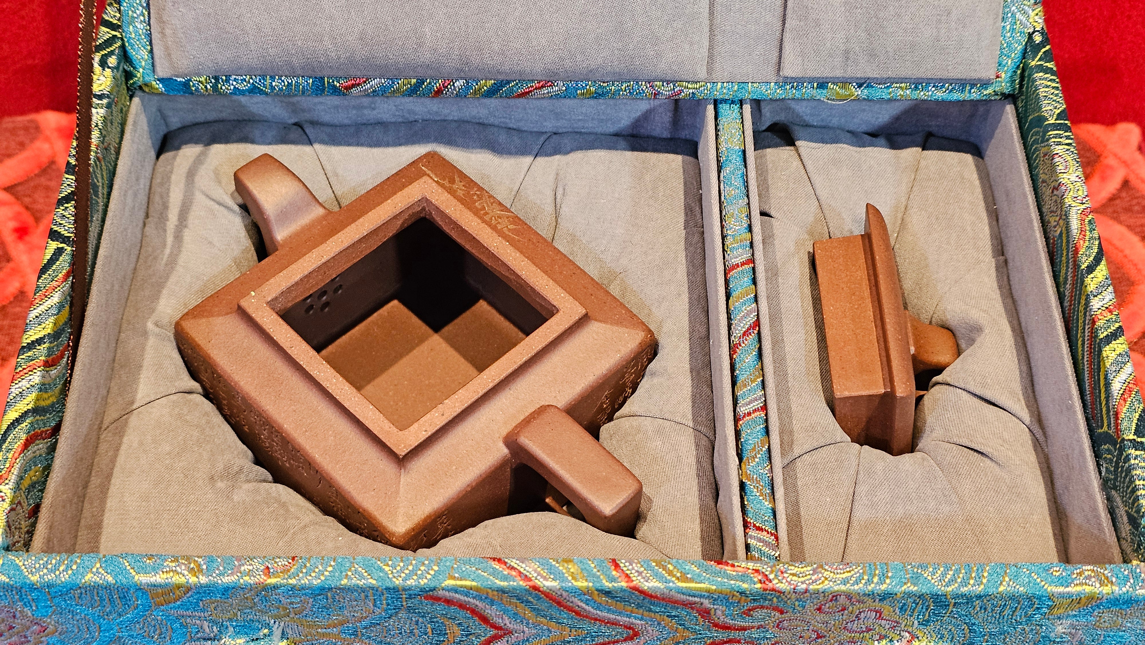 《亚明四方》"Ya Ming Si Fang", 195.5ml, Di Cao Qing Zi Ni, by L2A Senior Consummate Artist Yuan Hui 高级振兴技艺师兼高级工艺美术师～袁辉。 ~ Congratulations to Mr A.A.! 0235hrs 16hrs Nov 2025, Port Franks! Canada🇨🇦!