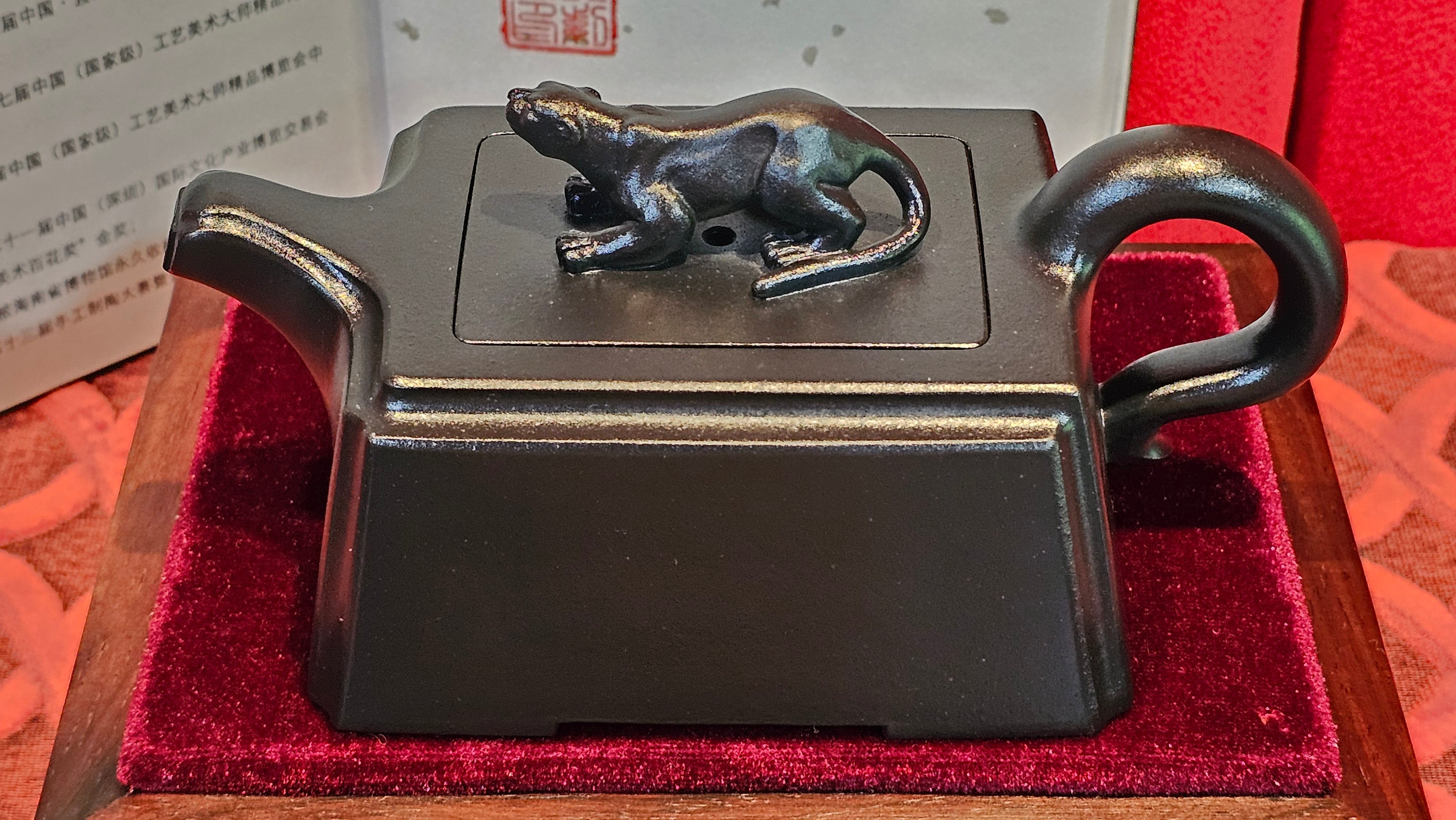 《风云之豹》"Feng Yun Zhi Bao", Di Cao Qing ~ Wu Hui Shao 底槽青~焐灰烧, 226.5ml, by L2A Senior Consummate Artist Yuan Hui 高级振兴技艺师兼高级工艺美术师～袁辉 ~ Congratulations to Mr A.A.! 1748hrs 21st Nov 2025, Port Franks! Canada🇨🇦!