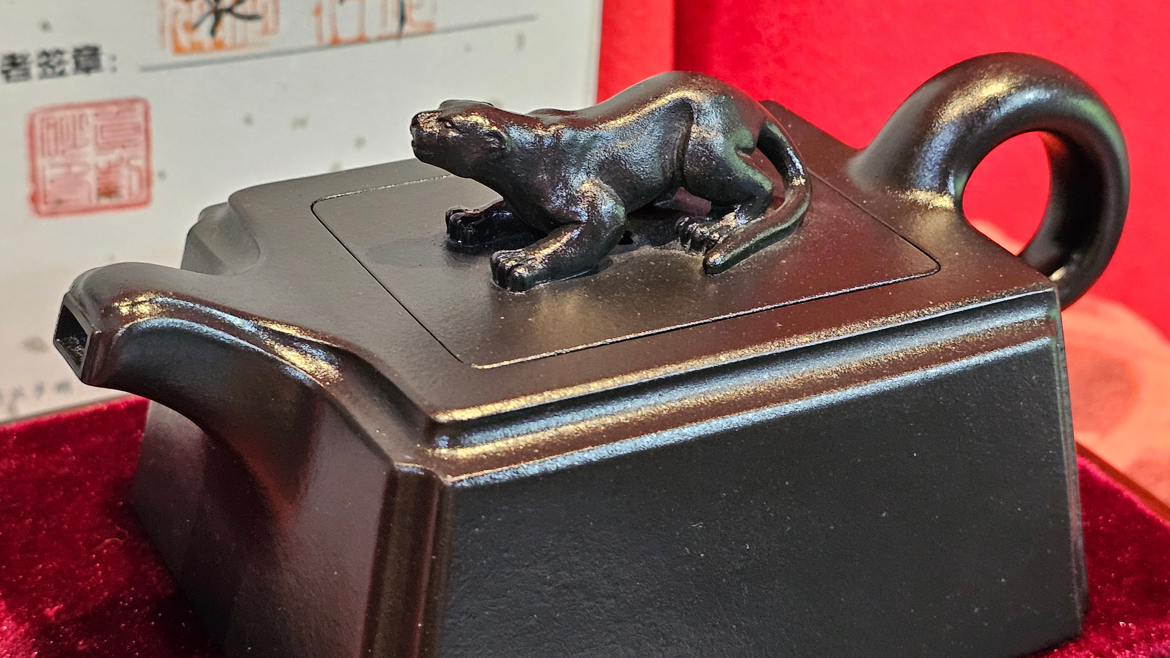 《风云之豹》"Feng Yun Zhi Bao", Di Cao Qing ~ Wu Hui Shao 底槽青~焐灰烧, 226.5ml, by L2A Senior Consummate Artist Yuan Hui 高级振兴技艺师兼高级工艺美术师～袁辉 ~ Congratulations to Mr A.A.! 1748hrs 21st Nov 2025, Port Franks! Canada🇨🇦!