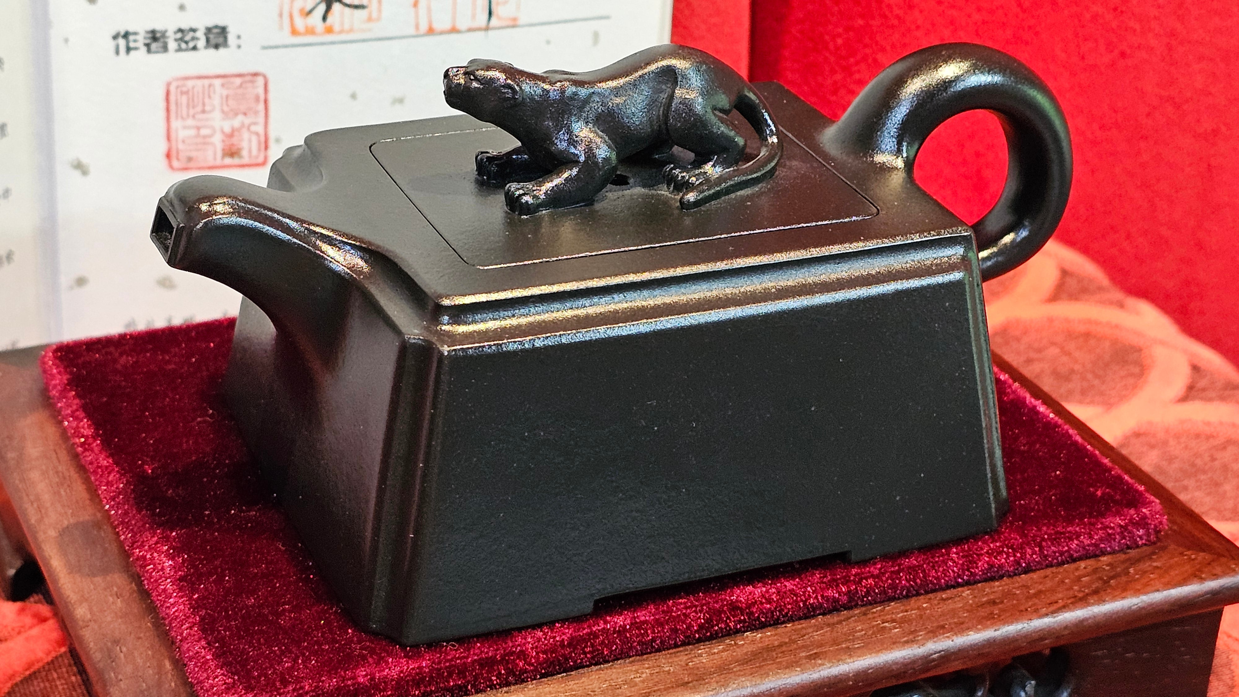 《风云之豹》"Feng Yun Zhi Bao", Di Cao Qing ~ Wu Hui Shao 底槽青~焐灰烧, 226.5ml, by L2A Senior Consummate Artist Yuan Hui 高级振兴技艺师兼高级工艺美术师～袁辉 ~ Congratulations to Mr A.A.! 1748hrs 21st Nov 2025, Port Franks! Canada🇨🇦!