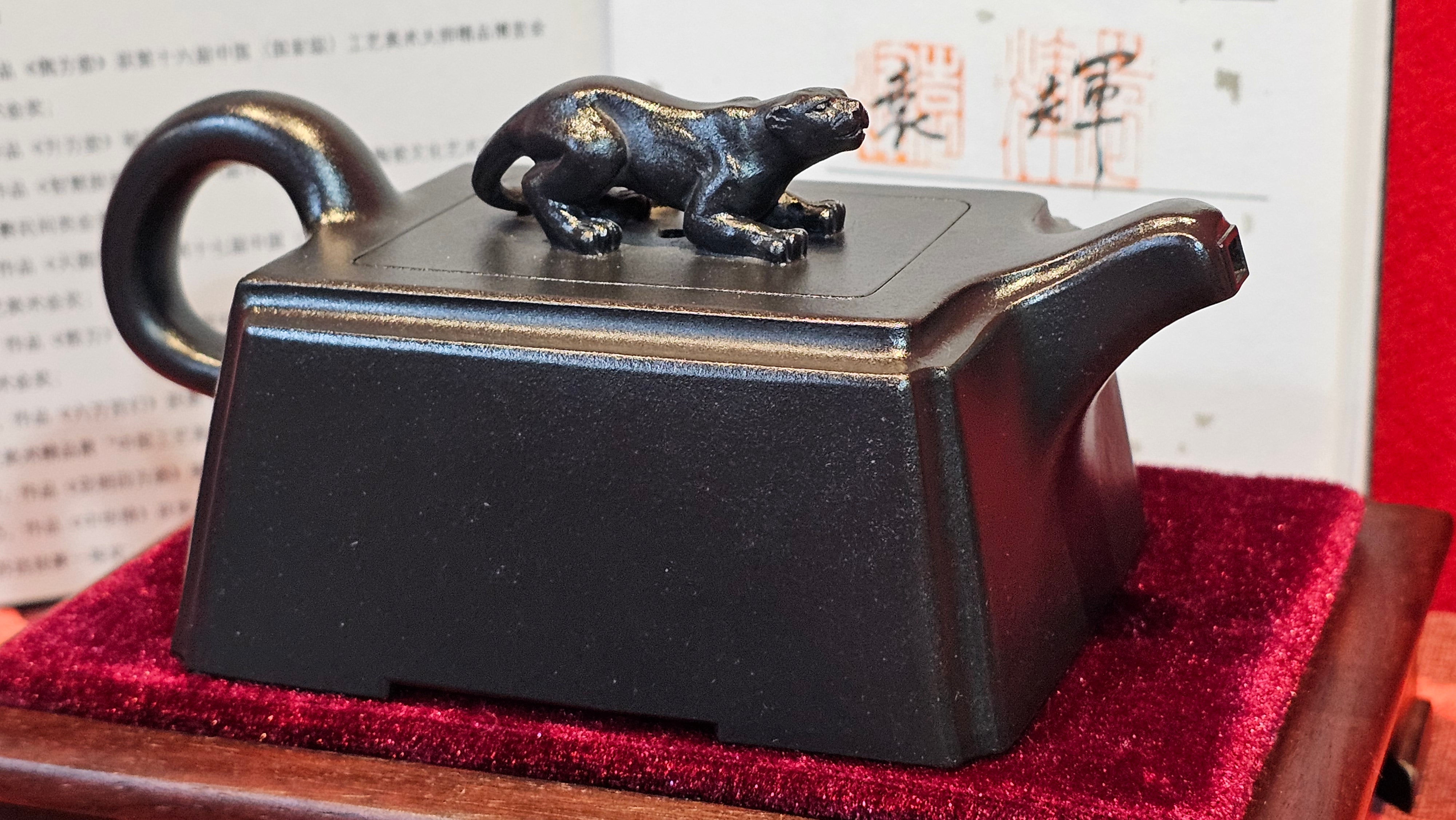 《风云之豹》"Feng Yun Zhi Bao", Di Cao Qing ~ Wu Hui Shao 底槽青~焐灰烧, 226.5ml, by L2A Senior Consummate Artist Yuan Hui 高级振兴技艺师兼高级工艺美术师～袁辉 ~ Congratulations to Mr A.A.! 1748hrs 21st Nov 2025, Port Franks! Canada🇨🇦!