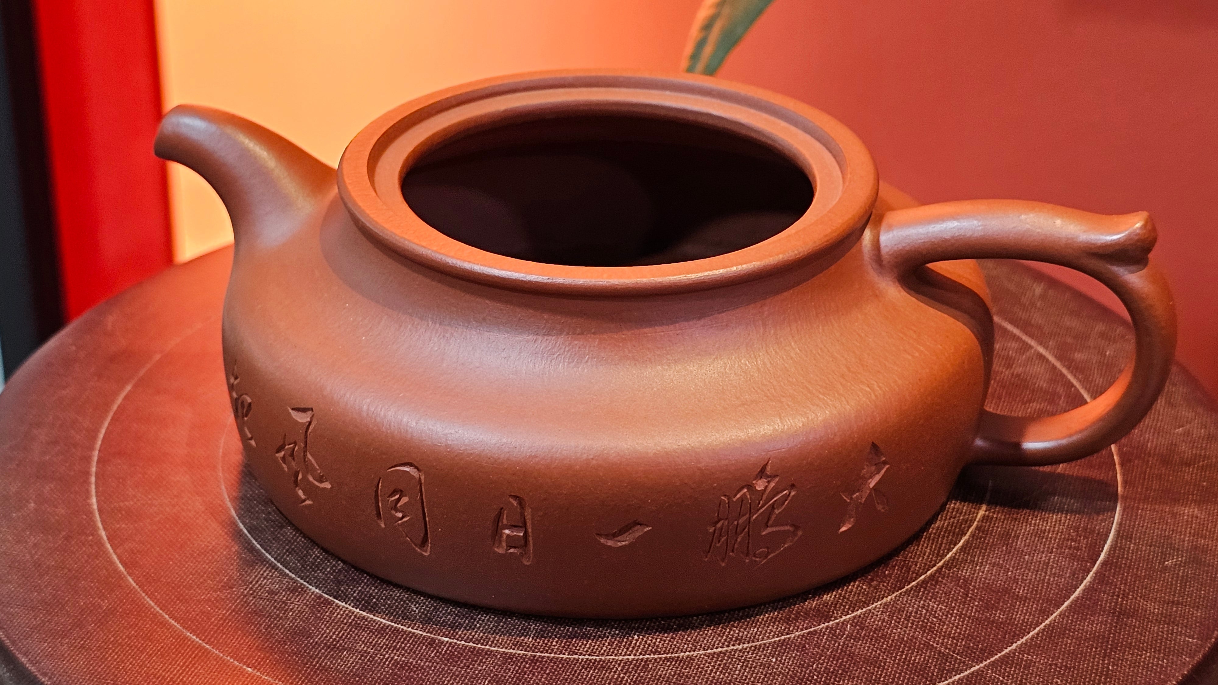 Hua Ting 华庭, 214.9ml (complex, large: 14cm long, 10cm wide), Xiao Mei Yao Zhu Ni 小煤窑朱泥,  by Craftsman Chen Yue Fei 陈跃飞, Engraving by Craftsman Yi De Shu 一德书 ~!Congratulations to Mr L.C.! 2158hrs 28th Nov 2025, Taylors! SC!