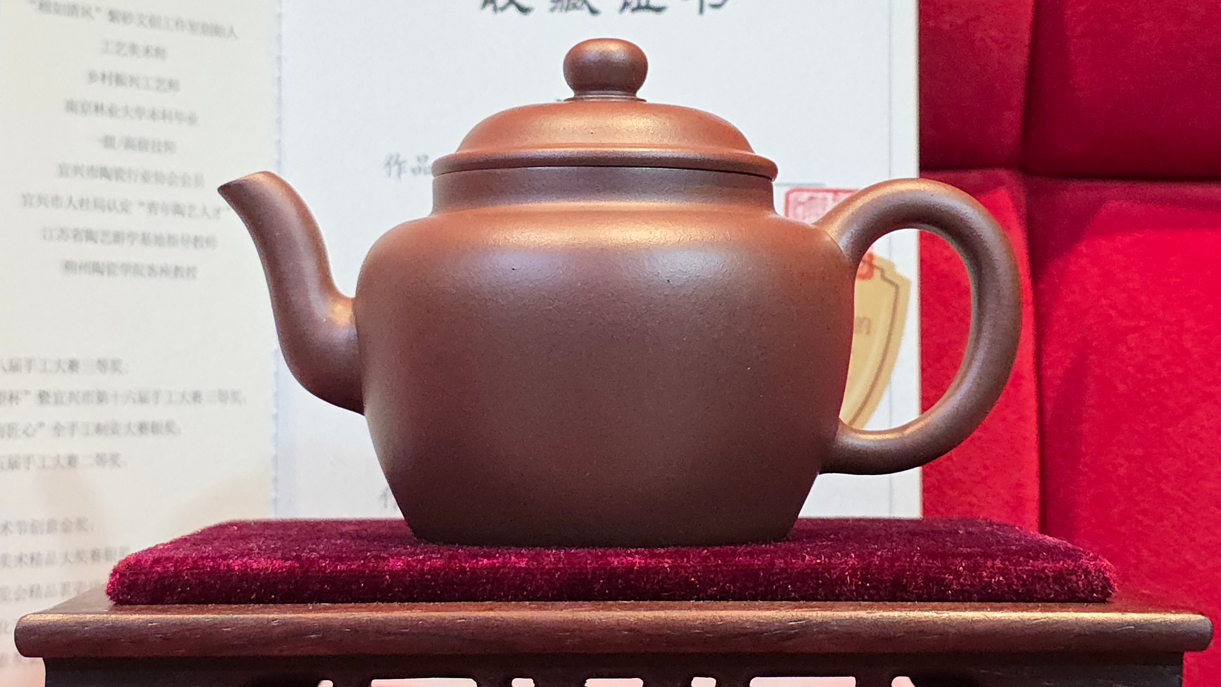 《宫灯》"Gong Deng", 195.3ml, Huang Long Yuan company's National-Authenticated Huang Long Shan 4th Quarry Di Cao Qing, Crafted by L3A Consummate Master Artist Li Yan Ru 李艳如。