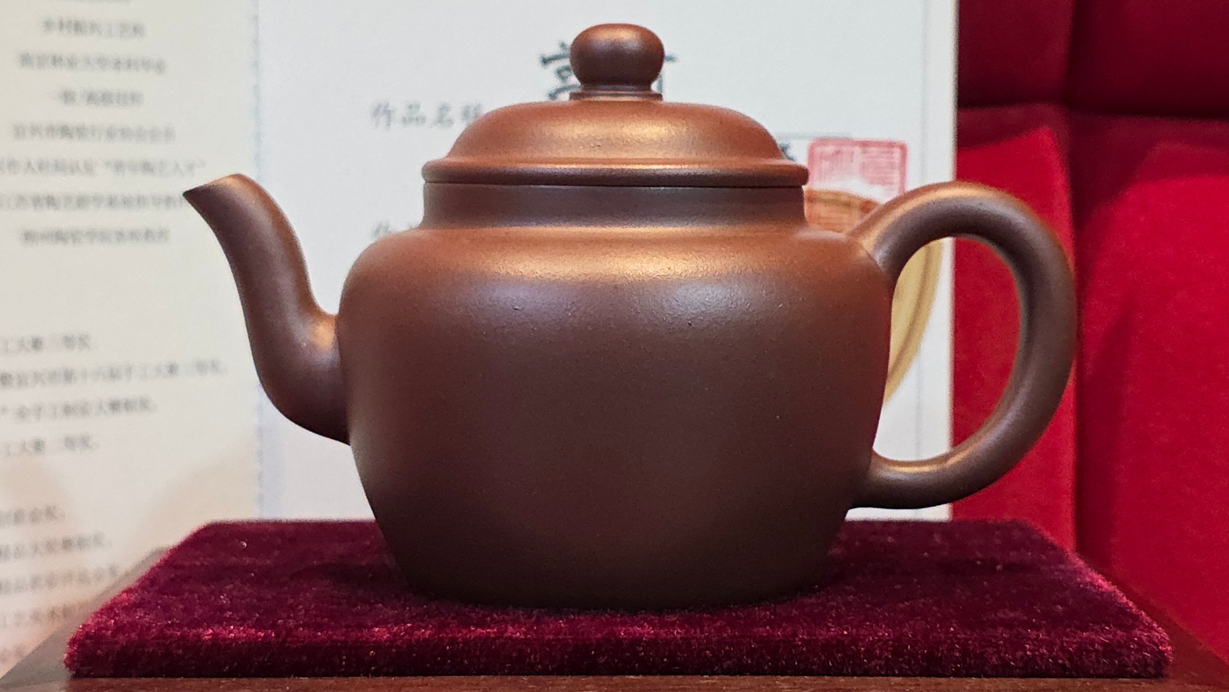 《宫灯》"Gong Deng", 195.3ml, Huang Long Yuan company's National-Authenticated Huang Long Shan 4th Quarry Di Cao Qing, Crafted by L3A Consummate Master Artist Li Yan Ru 李艳如。