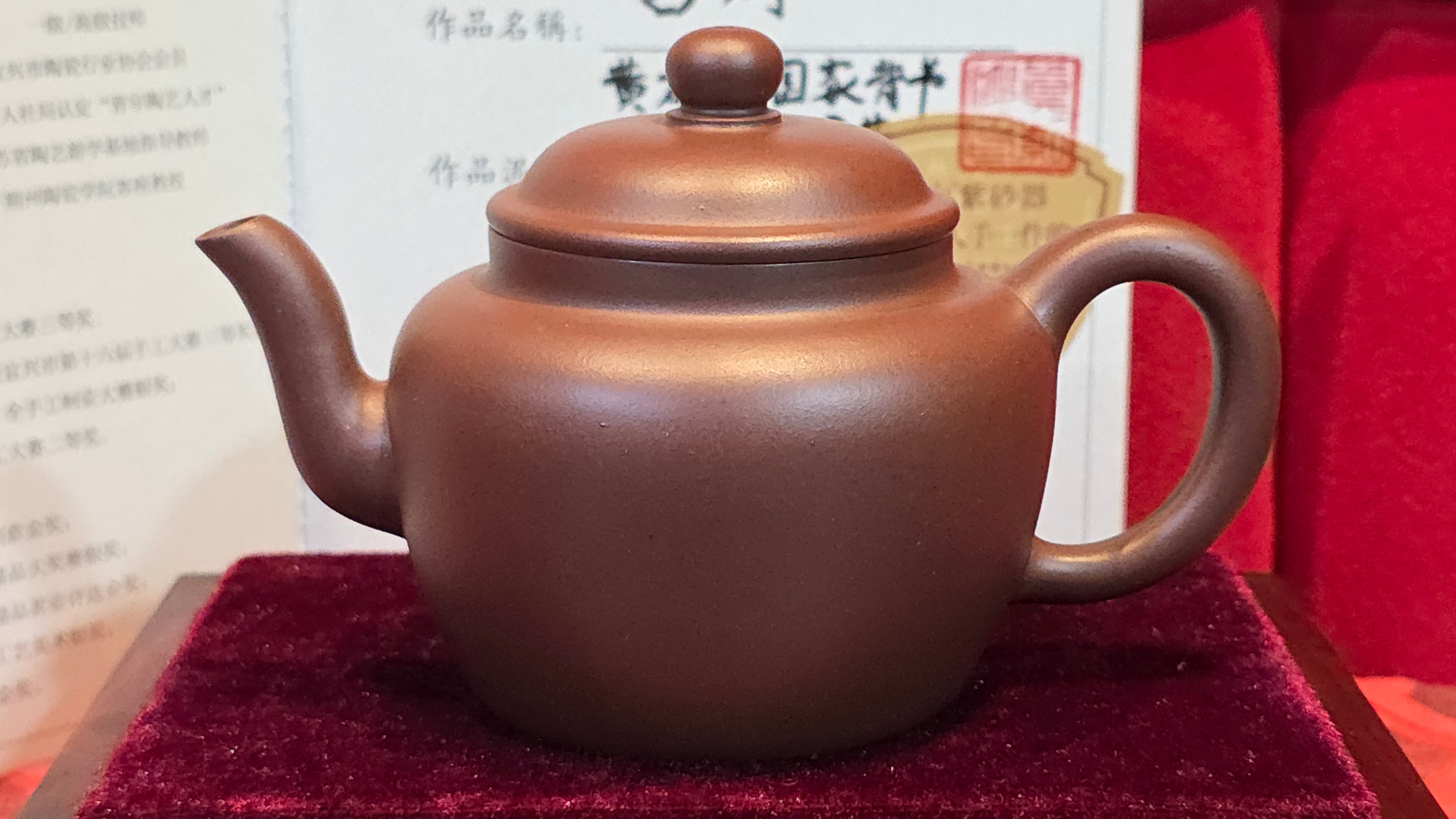 《宫灯》"Gong Deng", 195.3ml, Huang Long Yuan company's National-Authenticated Huang Long Shan 4th Quarry Di Cao Qing, Crafted by L3A Consummate Master Artist Li Yan Ru 李艳如。