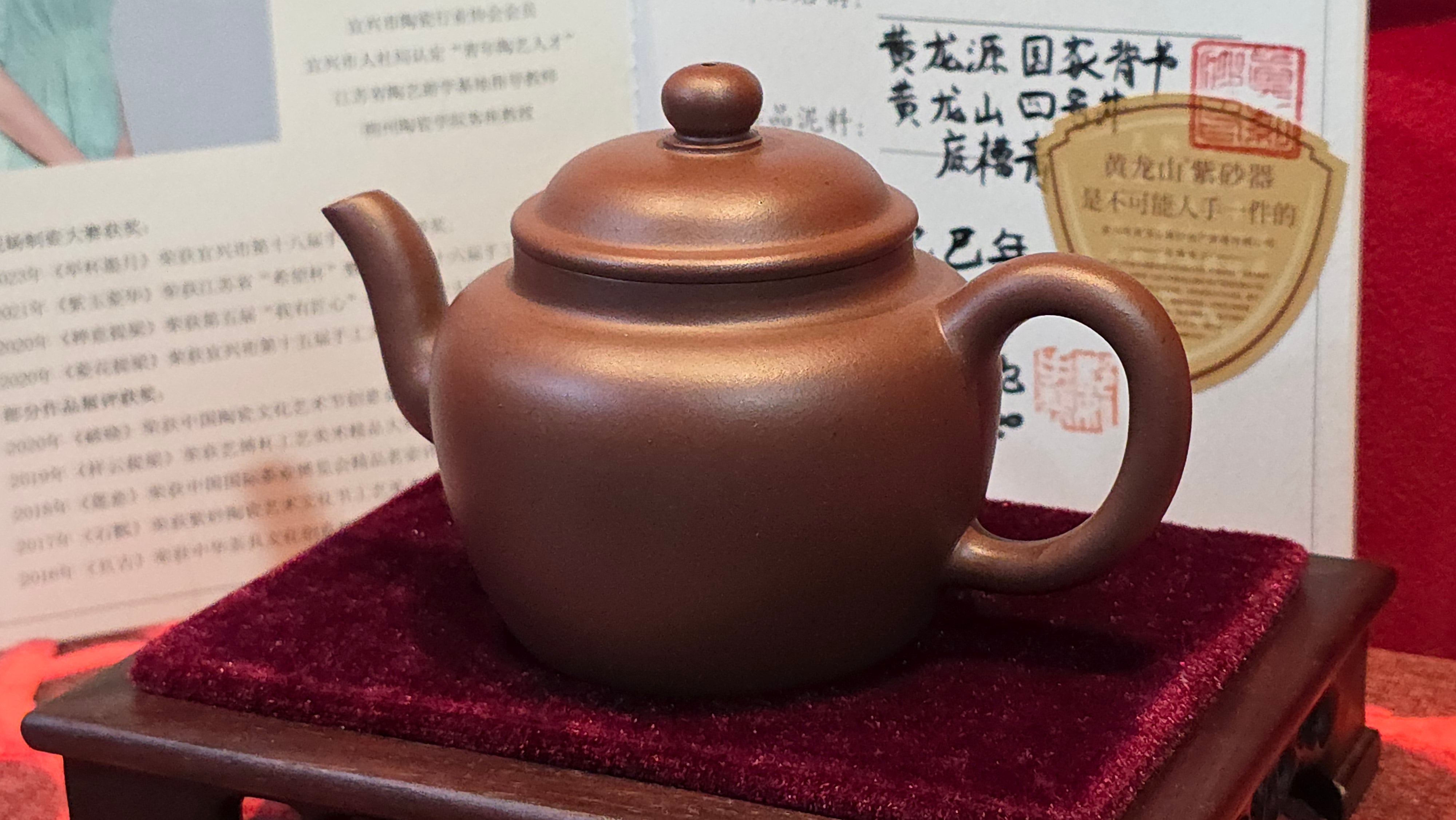 《宫灯》"Gong Deng", 195.3ml, Huang Long Yuan company's National-Authenticated Huang Long Shan 4th Quarry Di Cao Qing, Crafted by L3A Consummate Master Artist Li Yan Ru 李艳如。