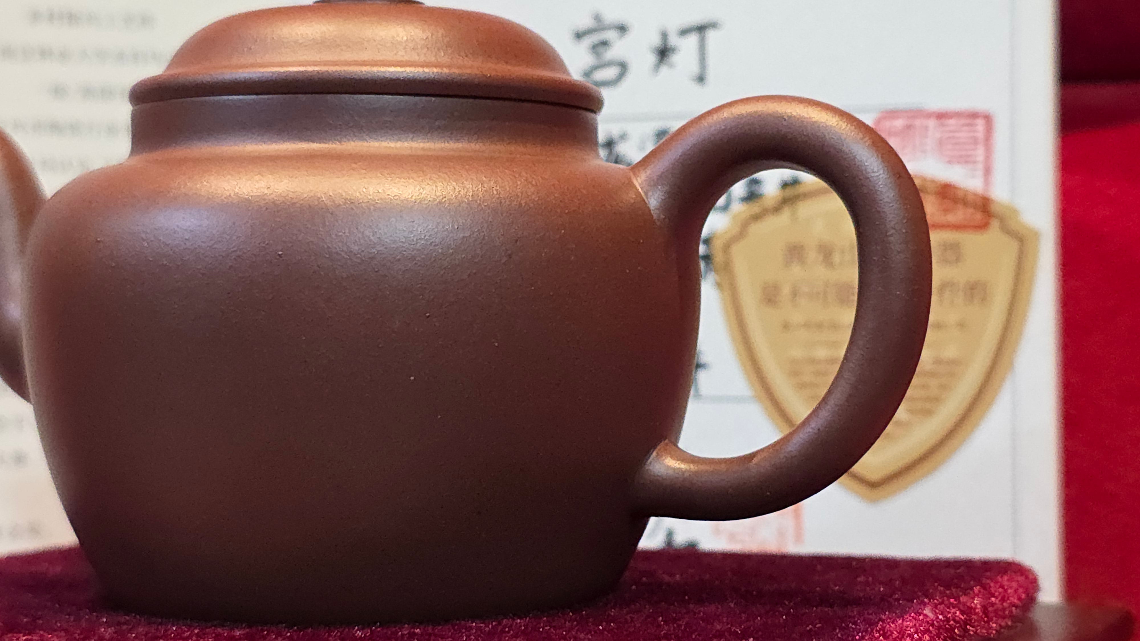 《宫灯》"Gong Deng", 195.3ml, Huang Long Yuan company's National-Authenticated Huang Long Shan 4th Quarry Di Cao Qing, Crafted by L3A Consummate Master Artist Li Yan Ru 李艳如。