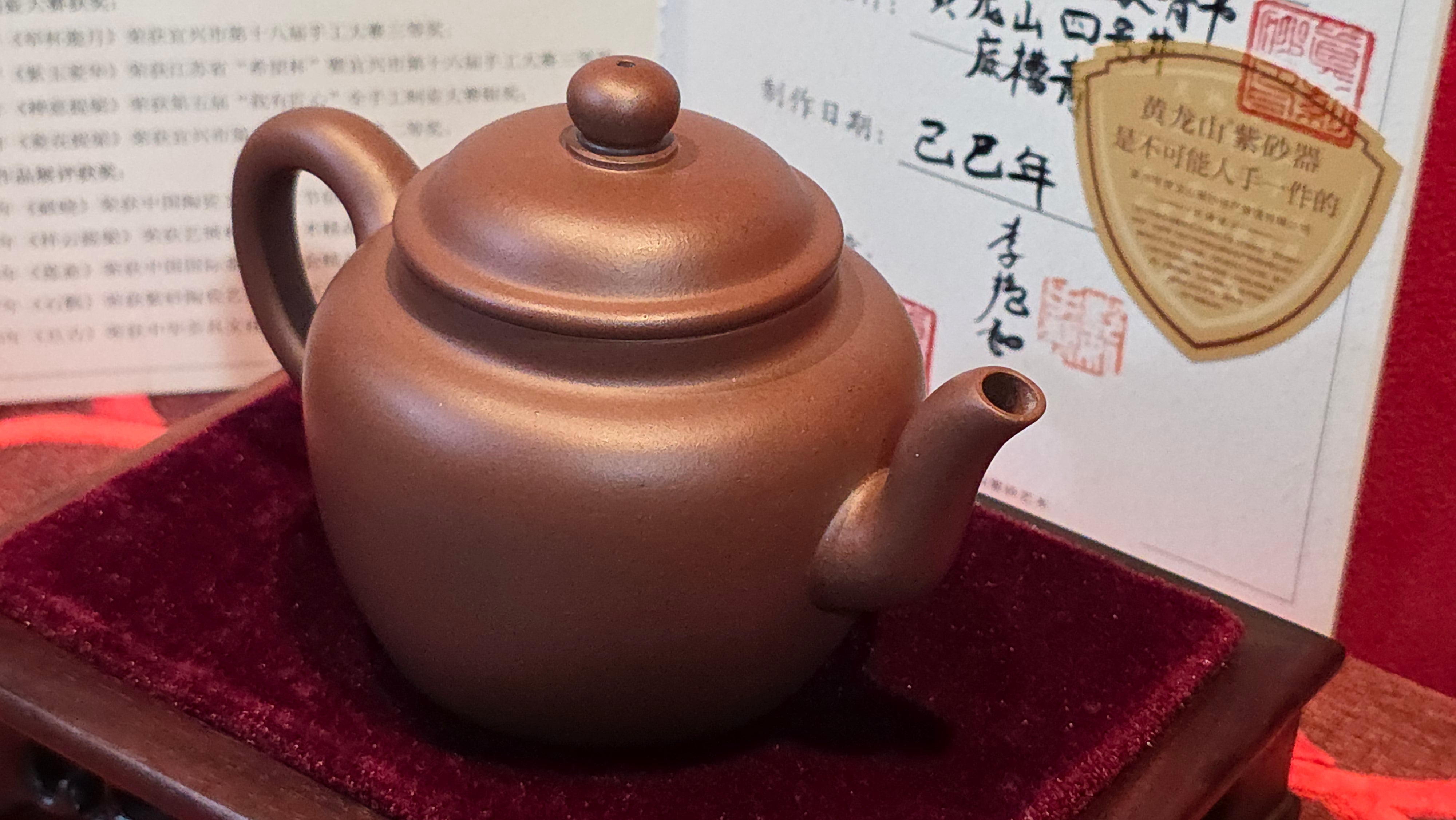 《宫灯》"Gong Deng", 195.3ml, Huang Long Yuan company's National-Authenticated Huang Long Shan 4th Quarry Di Cao Qing, Crafted by L3A Consummate Master Artist Li Yan Ru 李艳如。