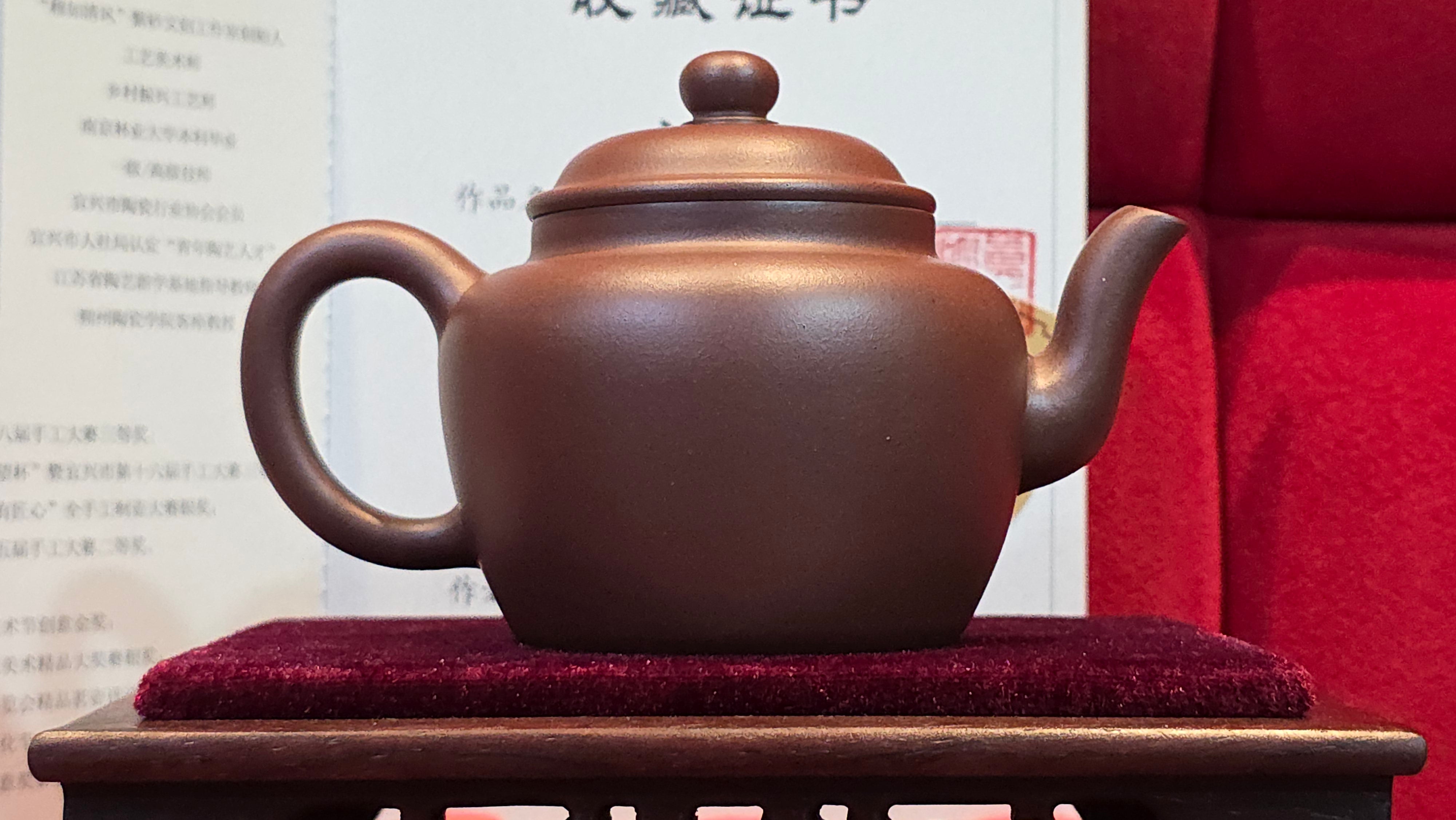 《宫灯》"Gong Deng", 195.3ml, Huang Long Yuan company's National-Authenticated Huang Long Shan 4th Quarry Di Cao Qing, Crafted by L3A Consummate Master Artist Li Yan Ru 李艳如。