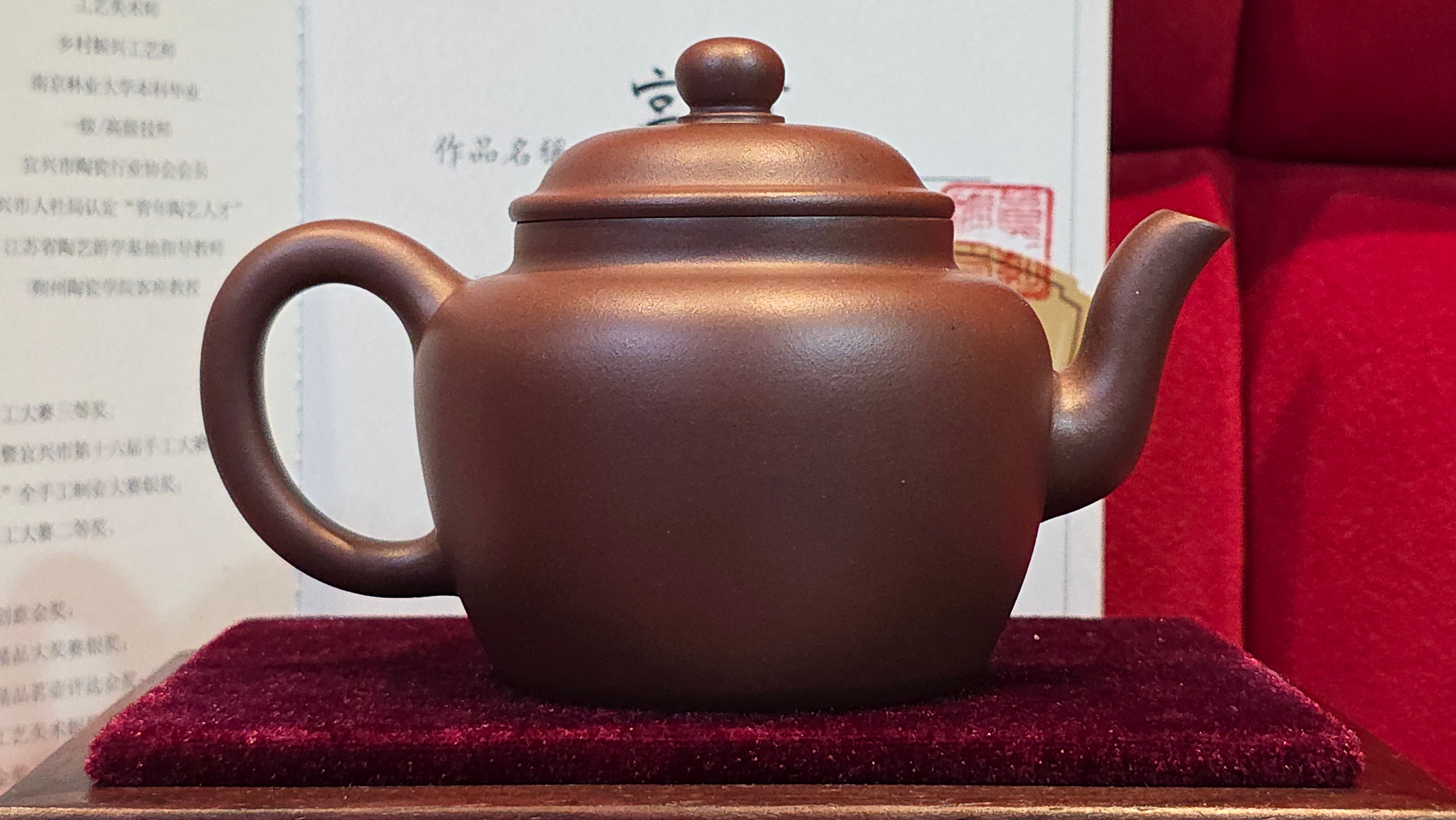 《宫灯》"Gong Deng", 195.3ml, Huang Long Yuan company's National-Authenticated Huang Long Shan 4th Quarry Di Cao Qing, Crafted by L3A Consummate Master Artist Li Yan Ru 李艳如。