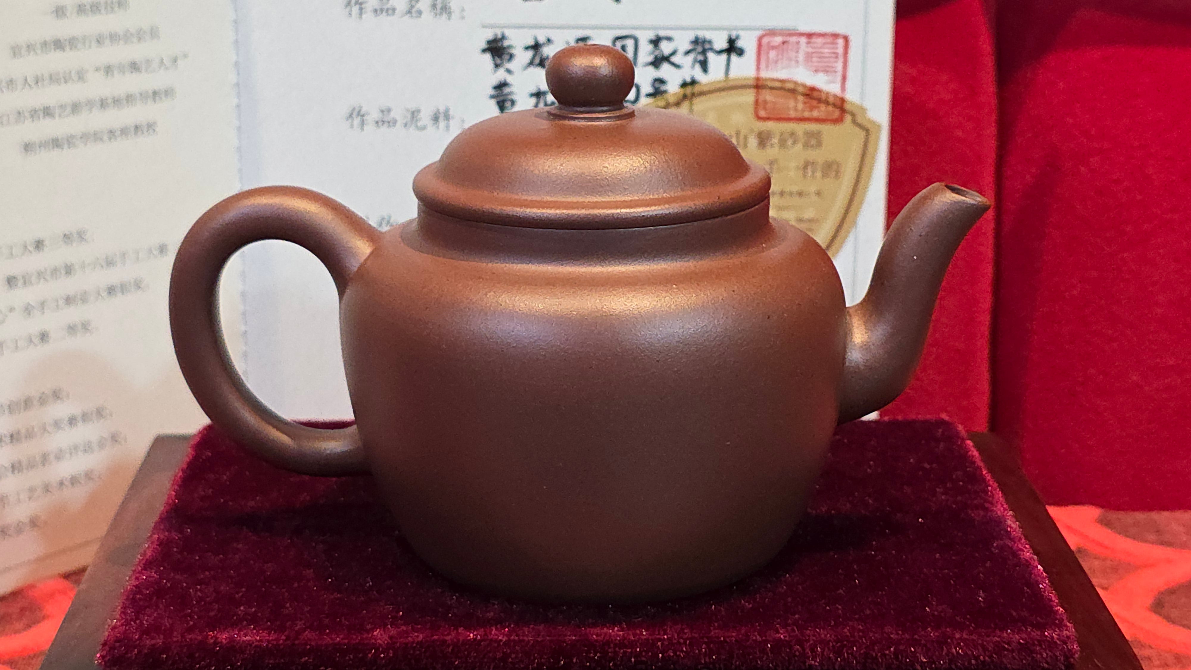 《宫灯》"Gong Deng", 195.3ml, Huang Long Yuan company's National-Authenticated Huang Long Shan 4th Quarry Di Cao Qing, Crafted by L3A Consummate Master Artist Li Yan Ru 李艳如。