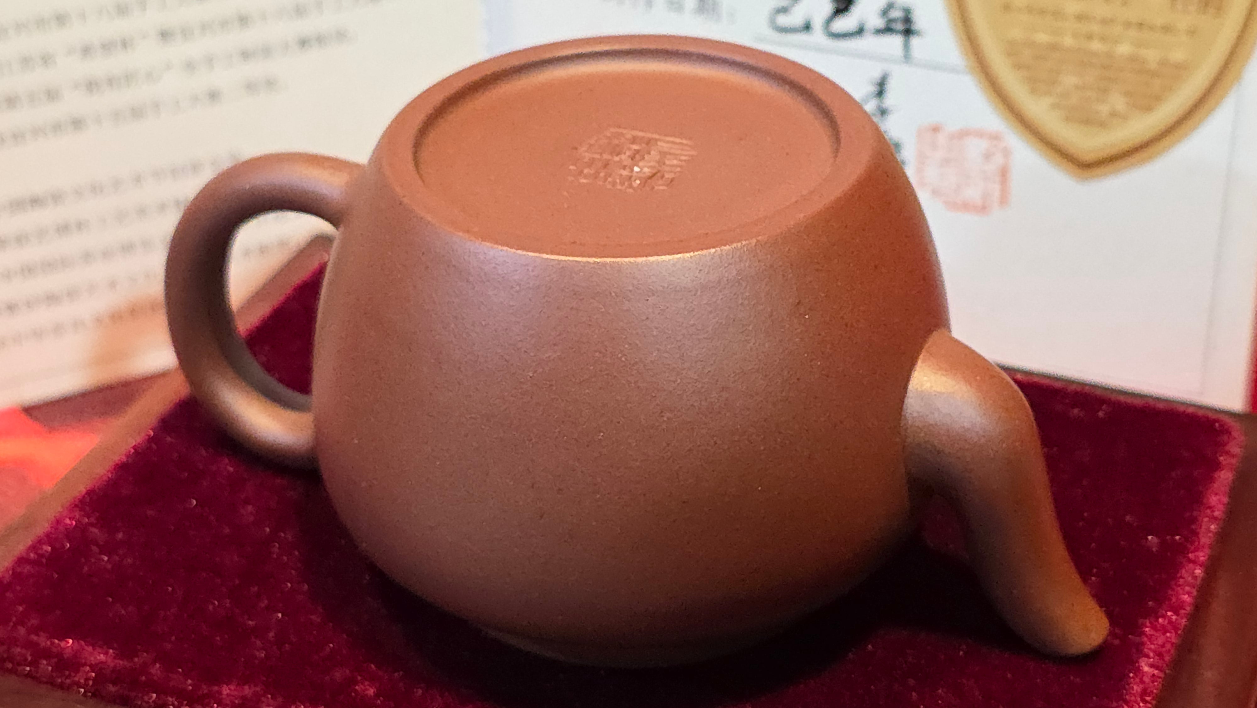 《宫灯》"Gong Deng", 195.3ml, Huang Long Yuan company's National-Authenticated Huang Long Shan 4th Quarry Di Cao Qing, Crafted by L3A Consummate Master Artist Li Yan Ru 李艳如。