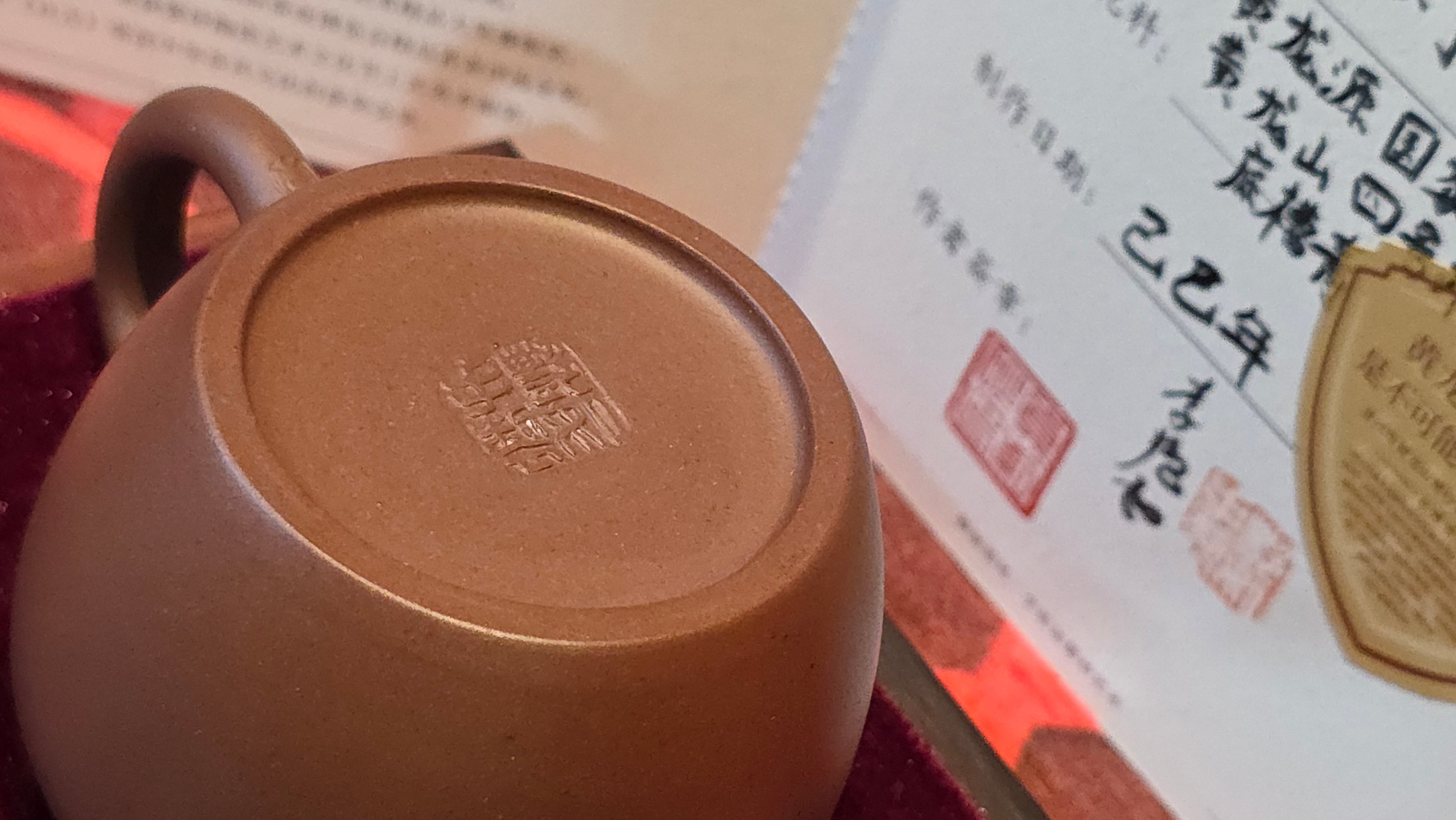 《宫灯》"Gong Deng", 195.3ml, Huang Long Yuan company's National-Authenticated Huang Long Shan 4th Quarry Di Cao Qing, Crafted by L3A Consummate Master Artist Li Yan Ru 李艳如。