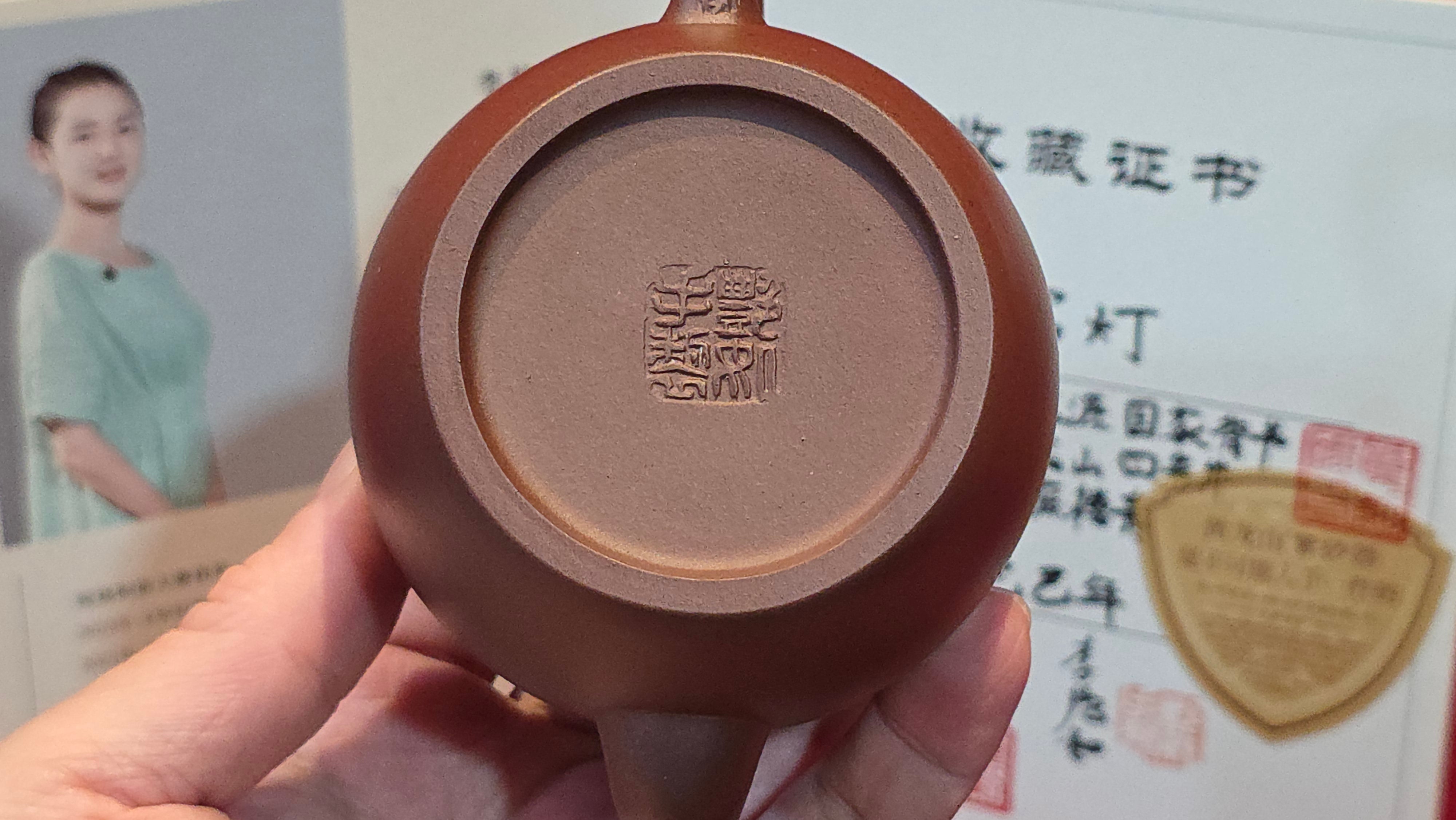《宫灯》"Gong Deng", 195.3ml, Huang Long Yuan company's National-Authenticated Huang Long Shan 4th Quarry Di Cao Qing, Crafted by L3A Consummate Master Artist Li Yan Ru 李艳如。