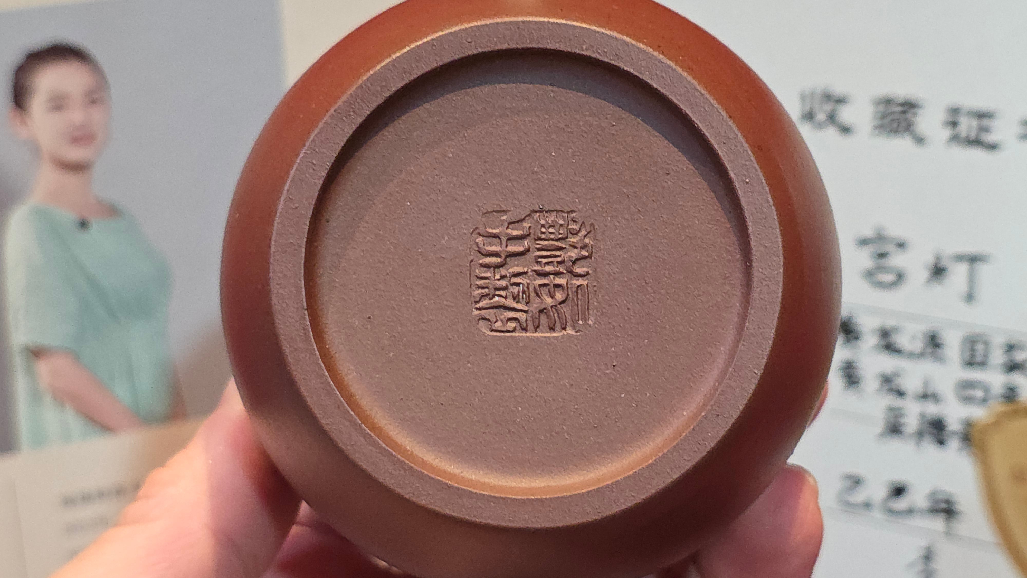 《宫灯》"Gong Deng", 195.3ml, Huang Long Yuan company's National-Authenticated Huang Long Shan 4th Quarry Di Cao Qing, Crafted by L3A Consummate Master Artist Li Yan Ru 李艳如。