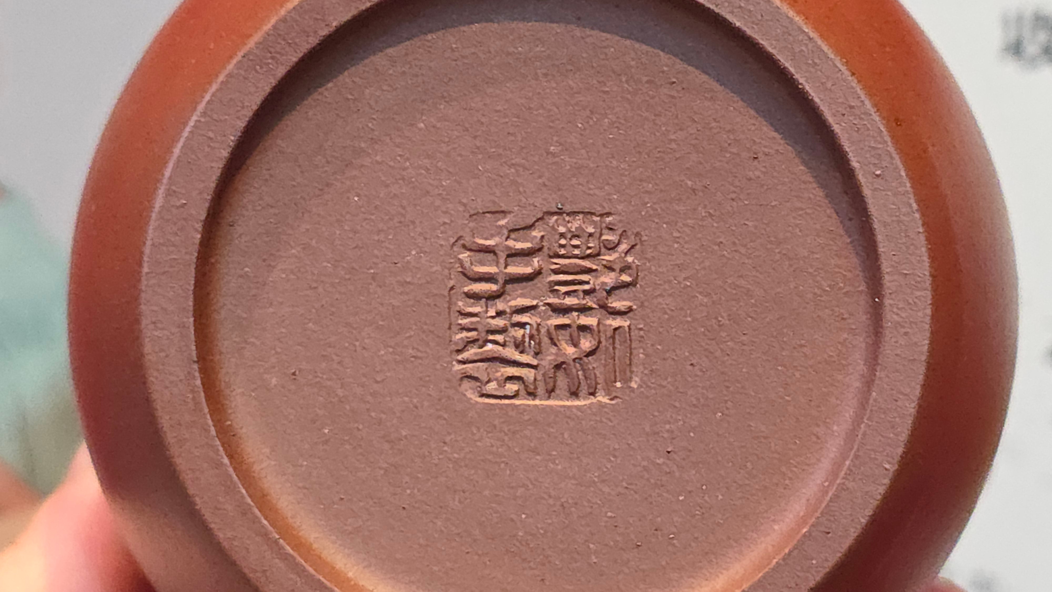 《宫灯》"Gong Deng", 195.3ml, Huang Long Yuan company's National-Authenticated Huang Long Shan 4th Quarry Di Cao Qing, Crafted by L3A Consummate Master Artist Li Yan Ru 李艳如。