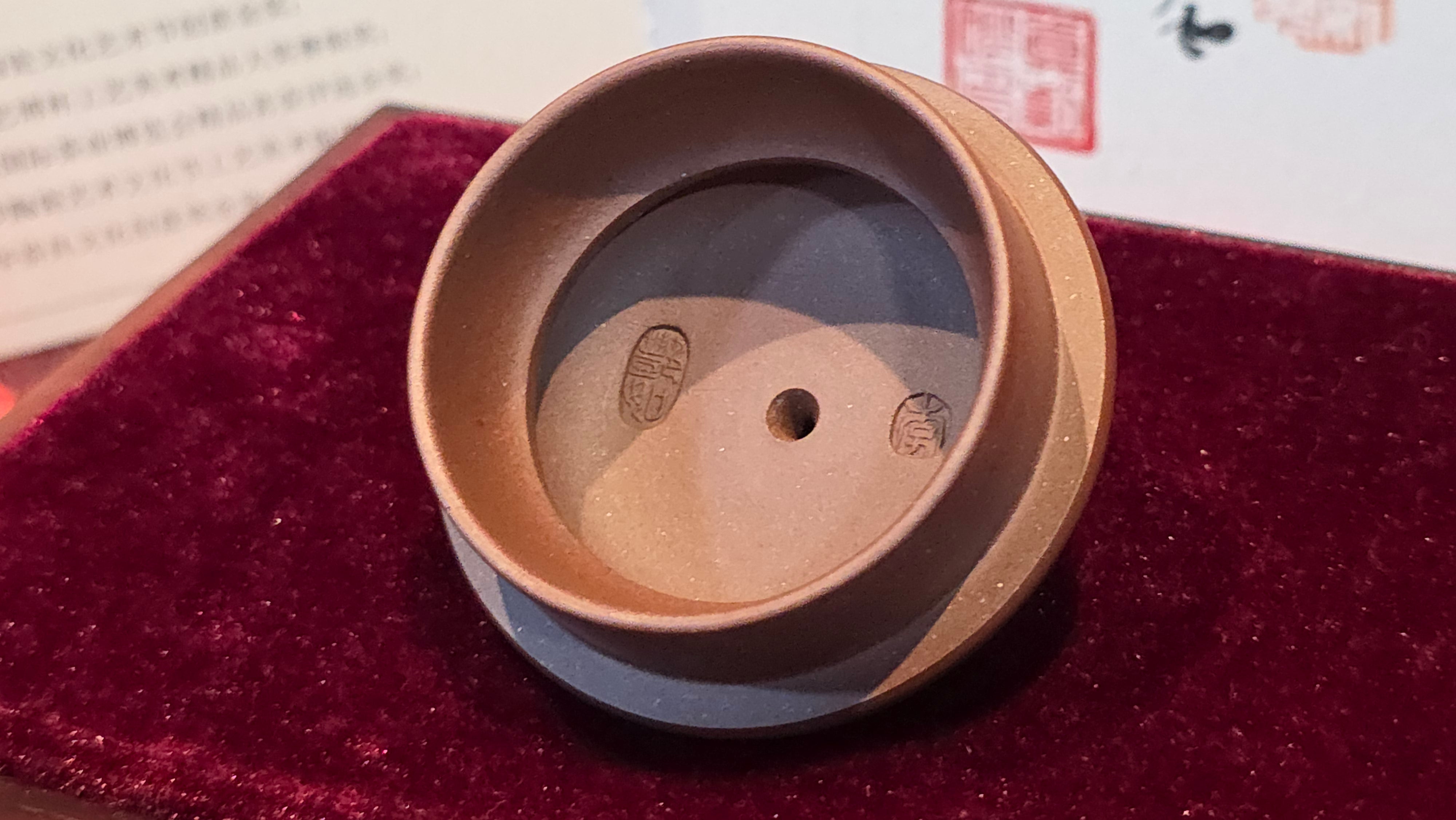 《宫灯》"Gong Deng", 195.3ml, Huang Long Yuan company's National-Authenticated Huang Long Shan 4th Quarry Di Cao Qing, Crafted by L3A Consummate Master Artist Li Yan Ru 李艳如。