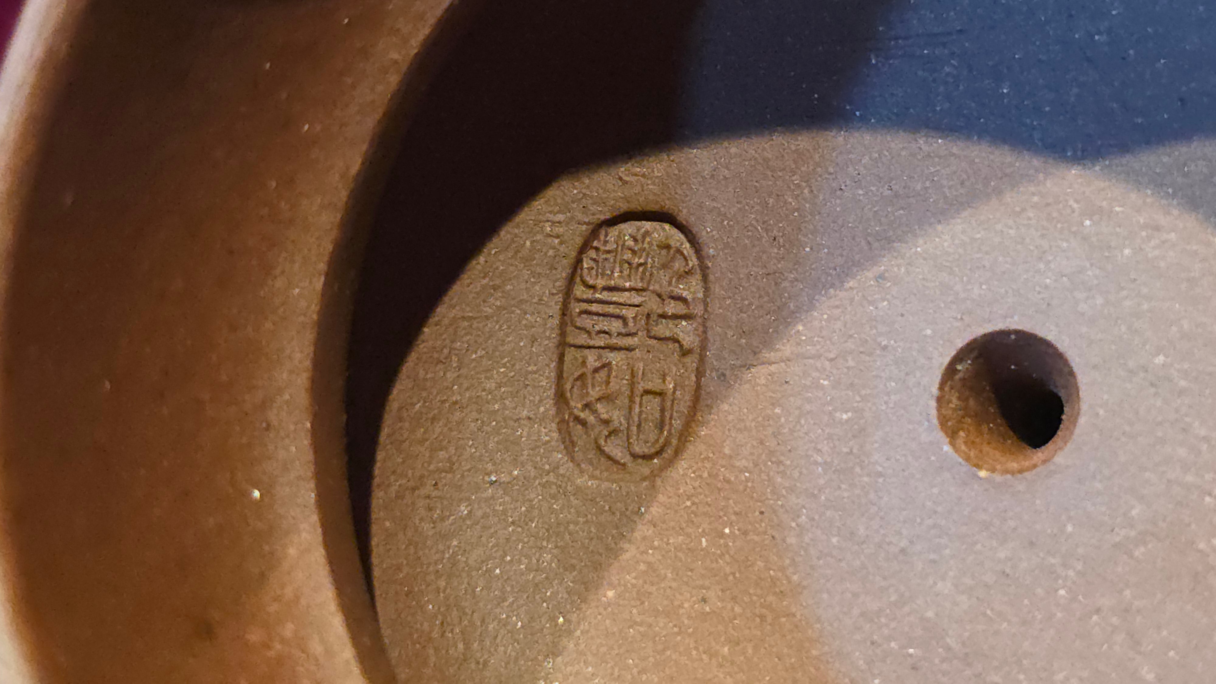 《宫灯》"Gong Deng", 195.3ml, Huang Long Yuan company's National-Authenticated Huang Long Shan 4th Quarry Di Cao Qing, Crafted by L3A Consummate Master Artist Li Yan Ru 李艳如。