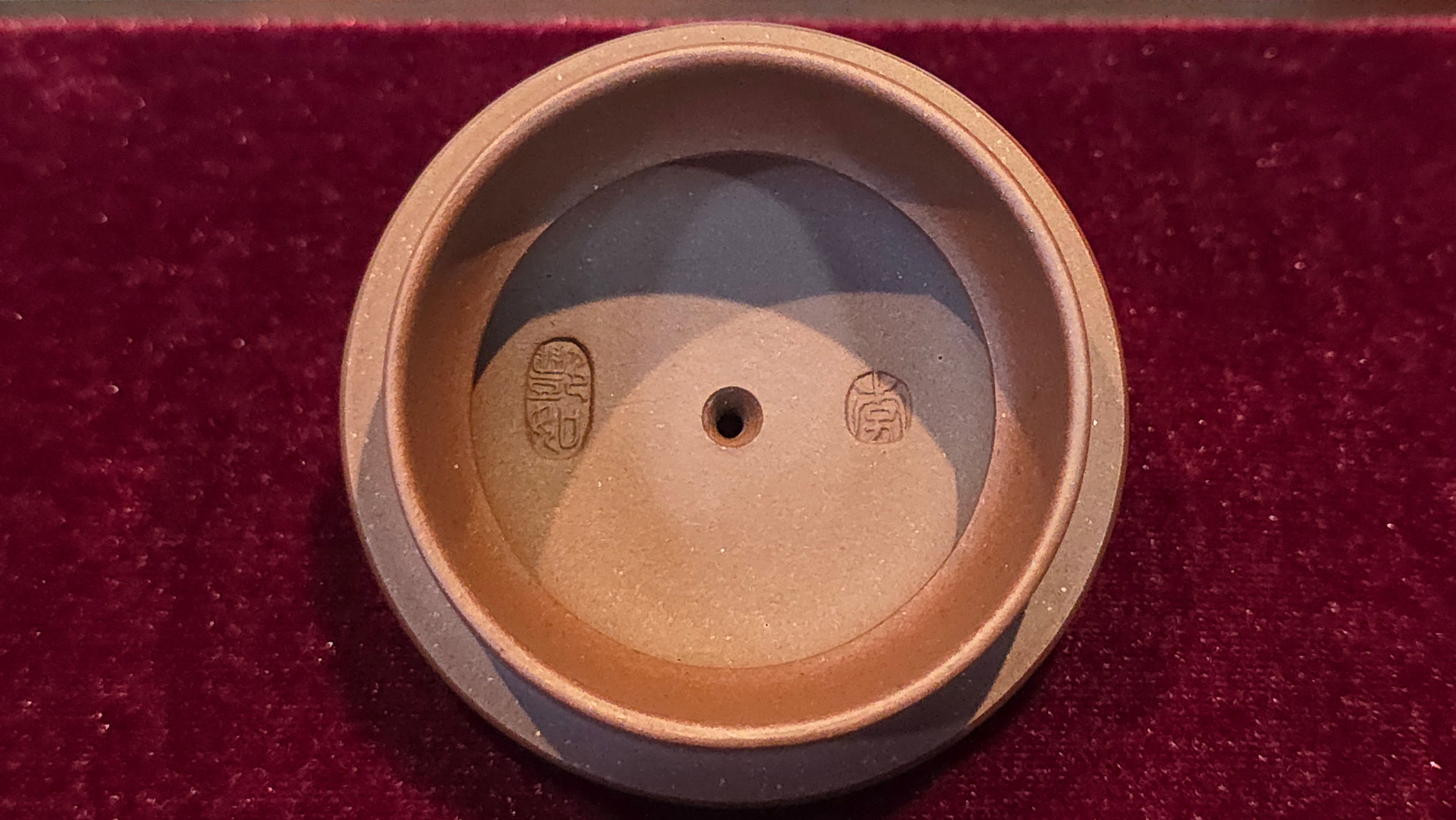 《宫灯》"Gong Deng", 195.3ml, Huang Long Yuan company's National-Authenticated Huang Long Shan 4th Quarry Di Cao Qing, Crafted by L3A Consummate Master Artist Li Yan Ru 李艳如。