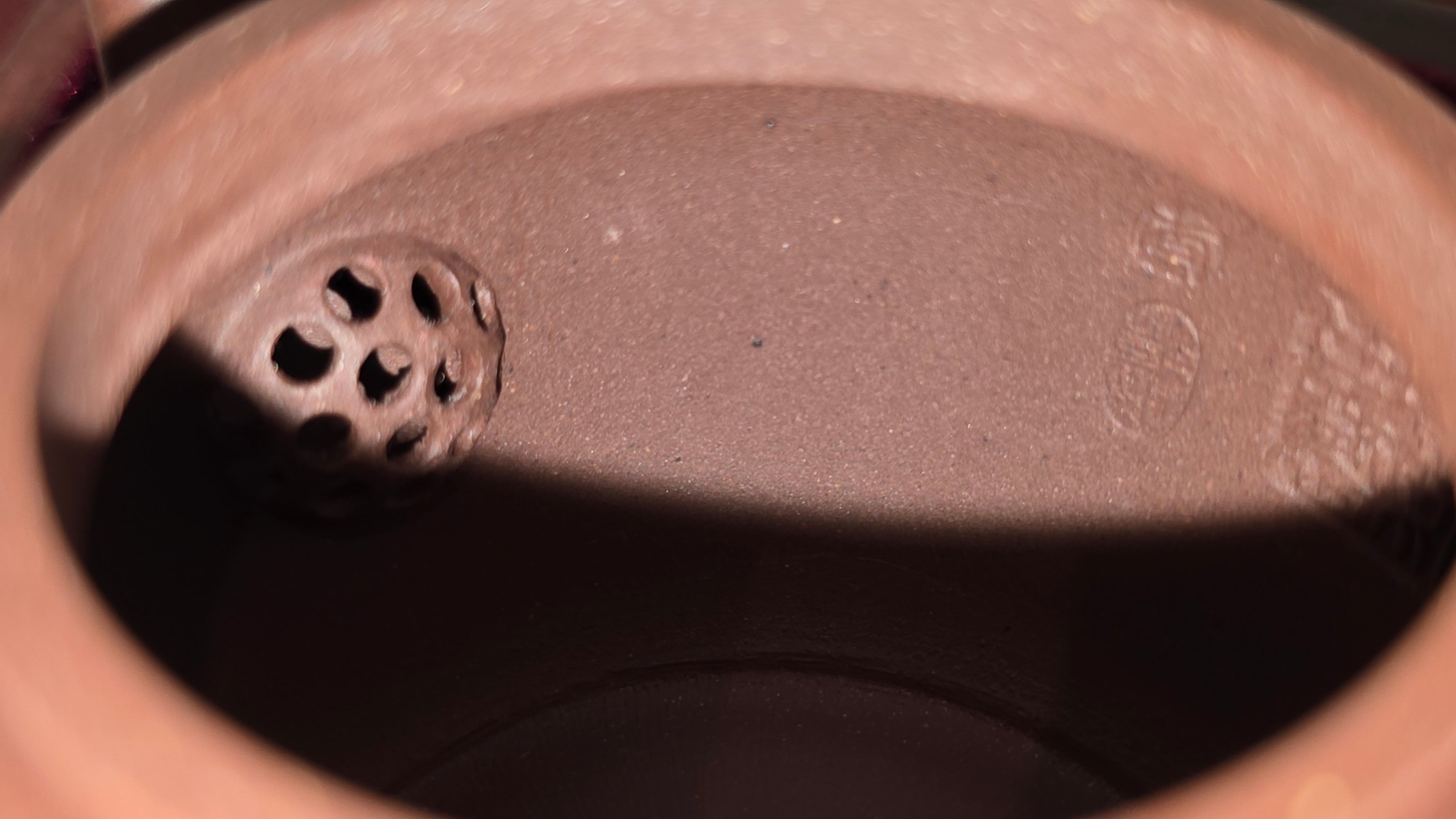 《宫灯》"Gong Deng", 195.3ml, Huang Long Yuan company's National-Authenticated Huang Long Shan 4th Quarry Di Cao Qing, Crafted by L3A Consummate Master Artist Li Yan Ru 李艳如。