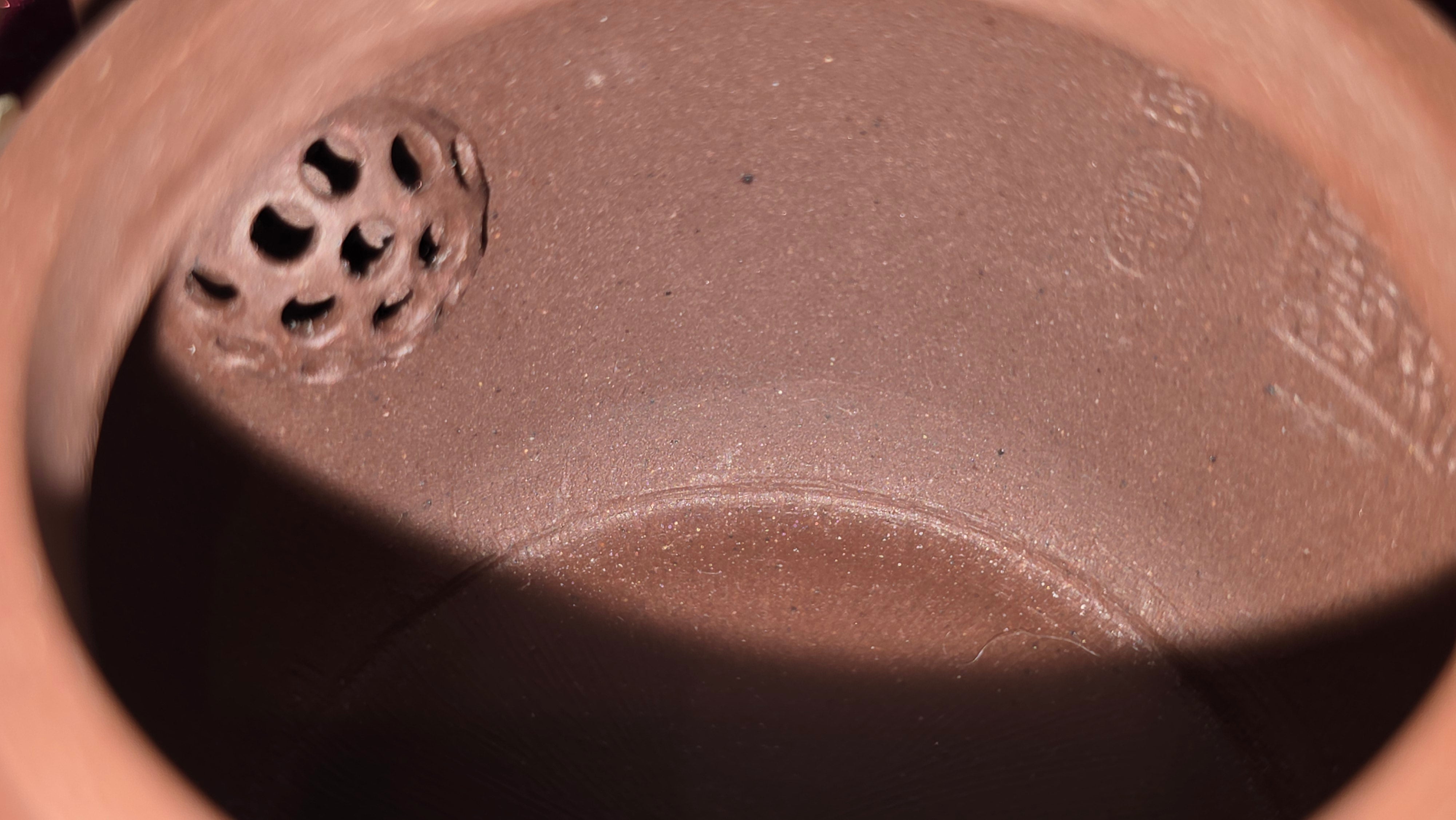 《宫灯》"Gong Deng", 195.3ml, Huang Long Yuan company's National-Authenticated Huang Long Shan 4th Quarry Di Cao Qing, Crafted by L3A Consummate Master Artist Li Yan Ru 李艳如。