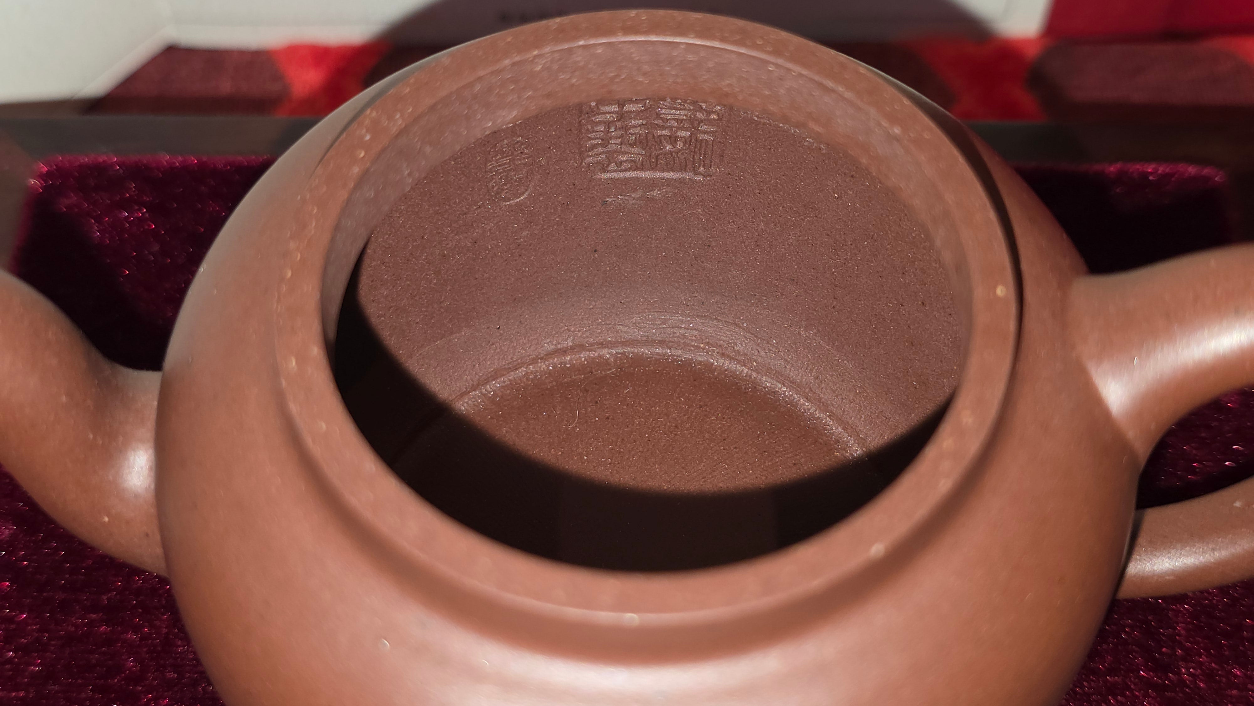 《宫灯》"Gong Deng", 195.3ml, Huang Long Yuan company's National-Authenticated Huang Long Shan 4th Quarry Di Cao Qing, Crafted by L3A Consummate Master Artist Li Yan Ru 李艳如。