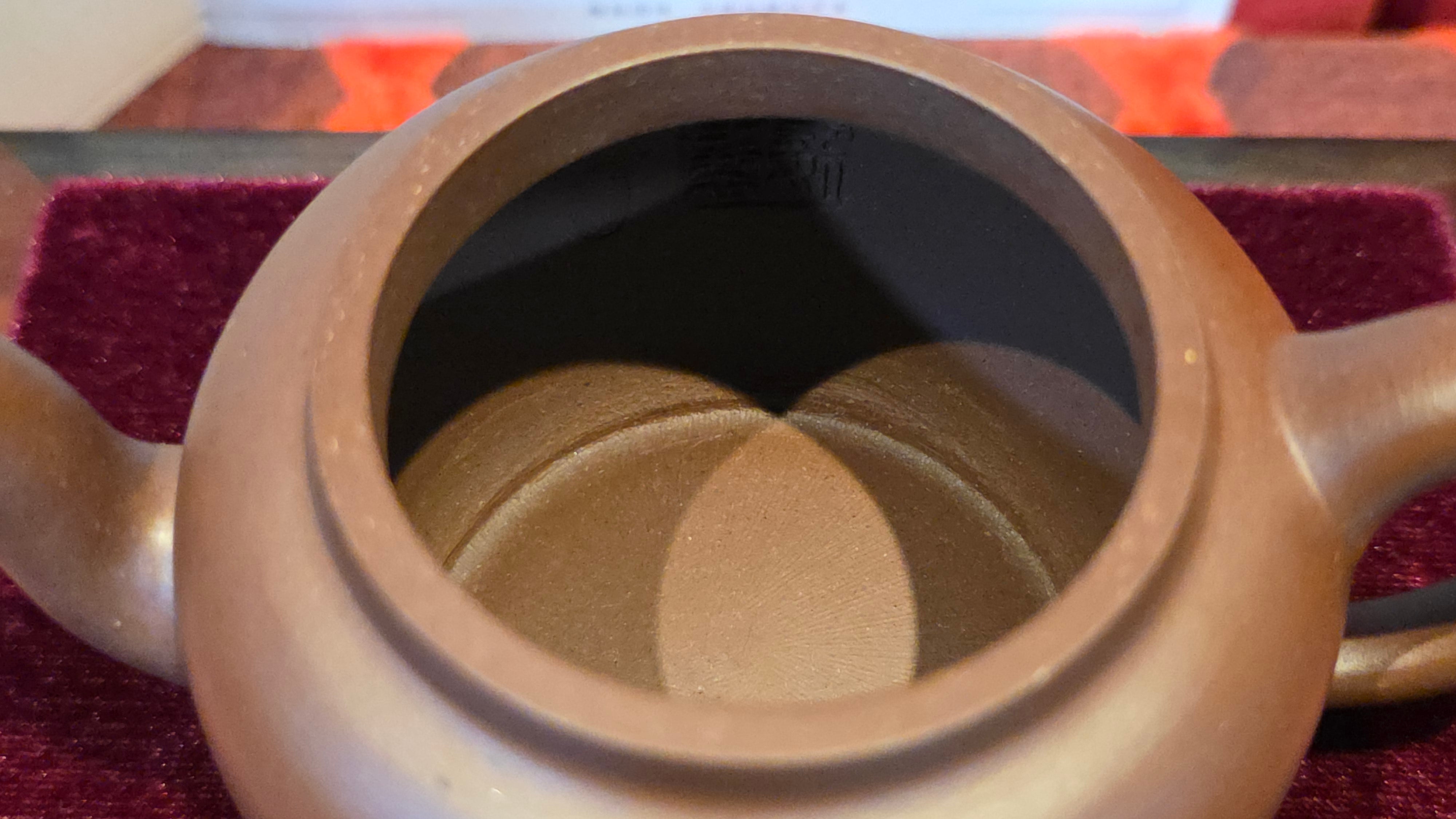 《宫灯》"Gong Deng", 195.3ml, Huang Long Yuan company's National-Authenticated Huang Long Shan 4th Quarry Di Cao Qing, Crafted by L3A Consummate Master Artist Li Yan Ru 李艳如。