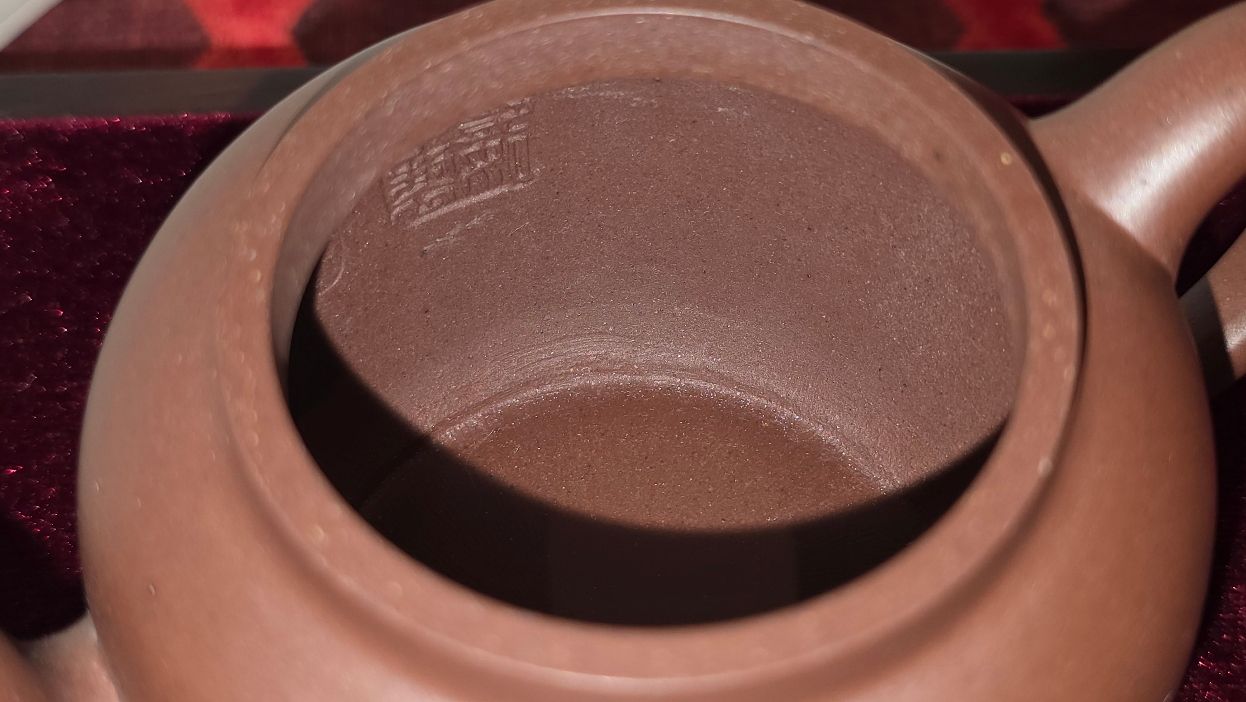 《宫灯》"Gong Deng", 195.3ml, Huang Long Yuan company's National-Authenticated Huang Long Shan 4th Quarry Di Cao Qing, Crafted by L3A Consummate Master Artist Li Yan Ru 李艳如。