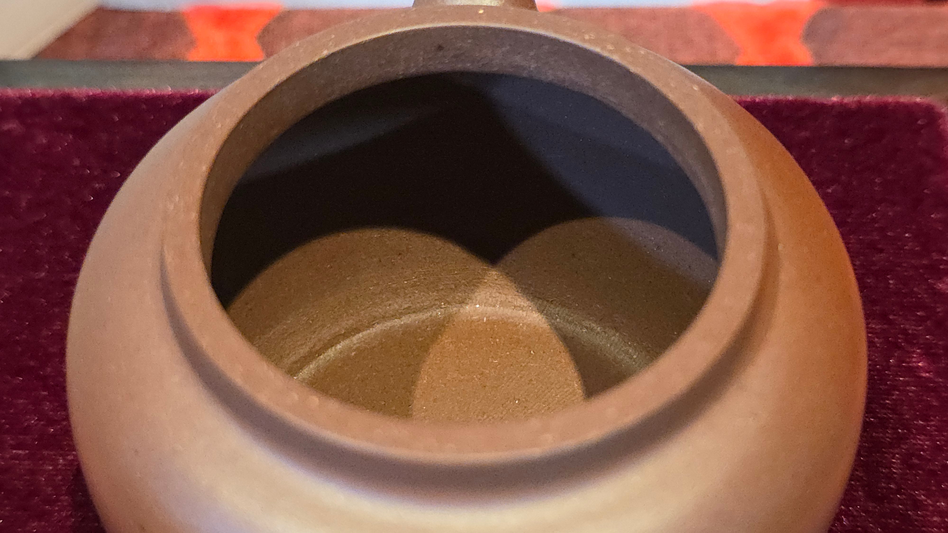 《宫灯》"Gong Deng", 195.3ml, Huang Long Yuan company's National-Authenticated Huang Long Shan 4th Quarry Di Cao Qing, Crafted by L3A Consummate Master Artist Li Yan Ru 李艳如。