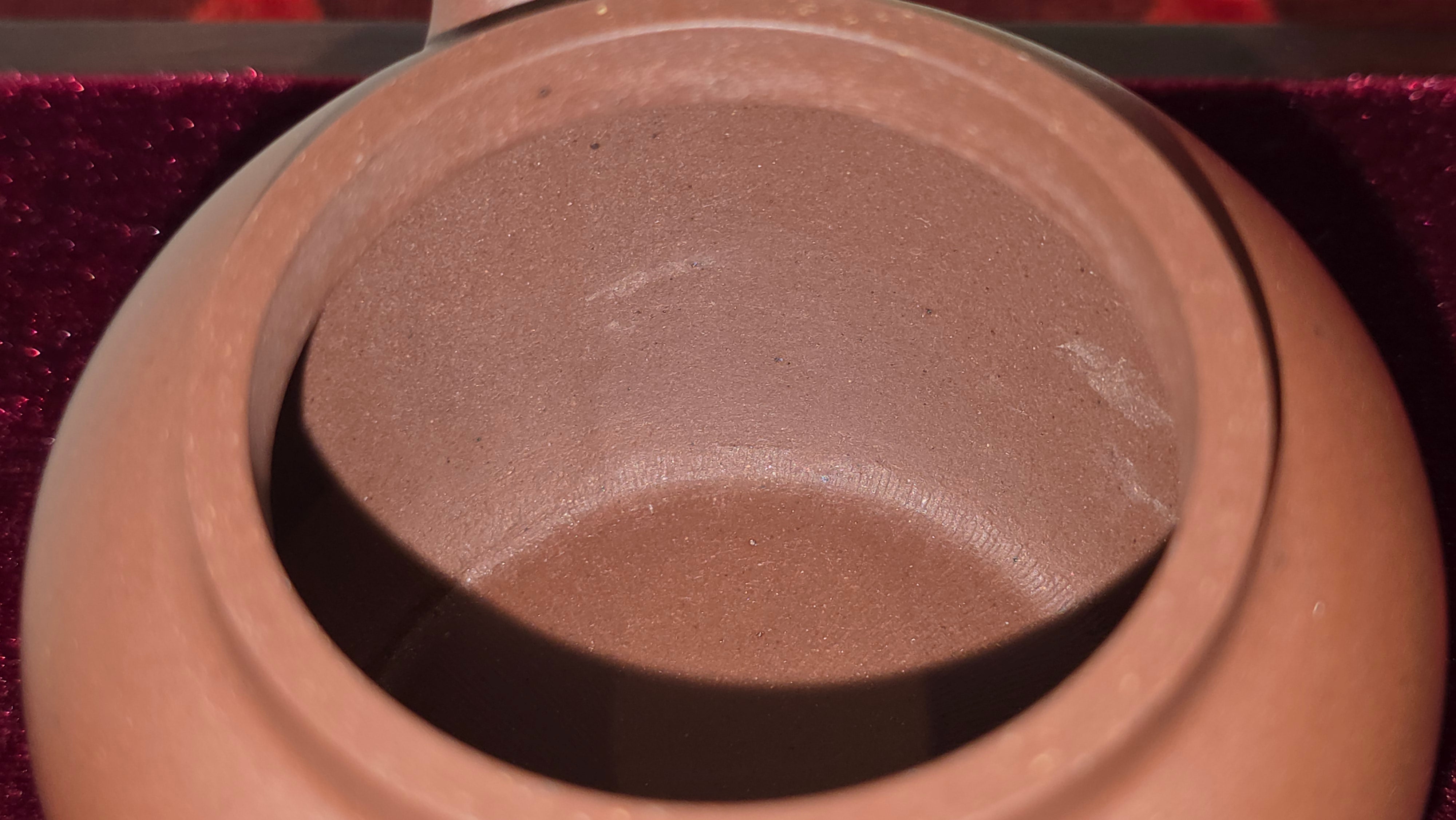 《宫灯》"Gong Deng", 195.3ml, Huang Long Yuan company's National-Authenticated Huang Long Shan 4th Quarry Di Cao Qing, Crafted by L3A Consummate Master Artist Li Yan Ru 李艳如。