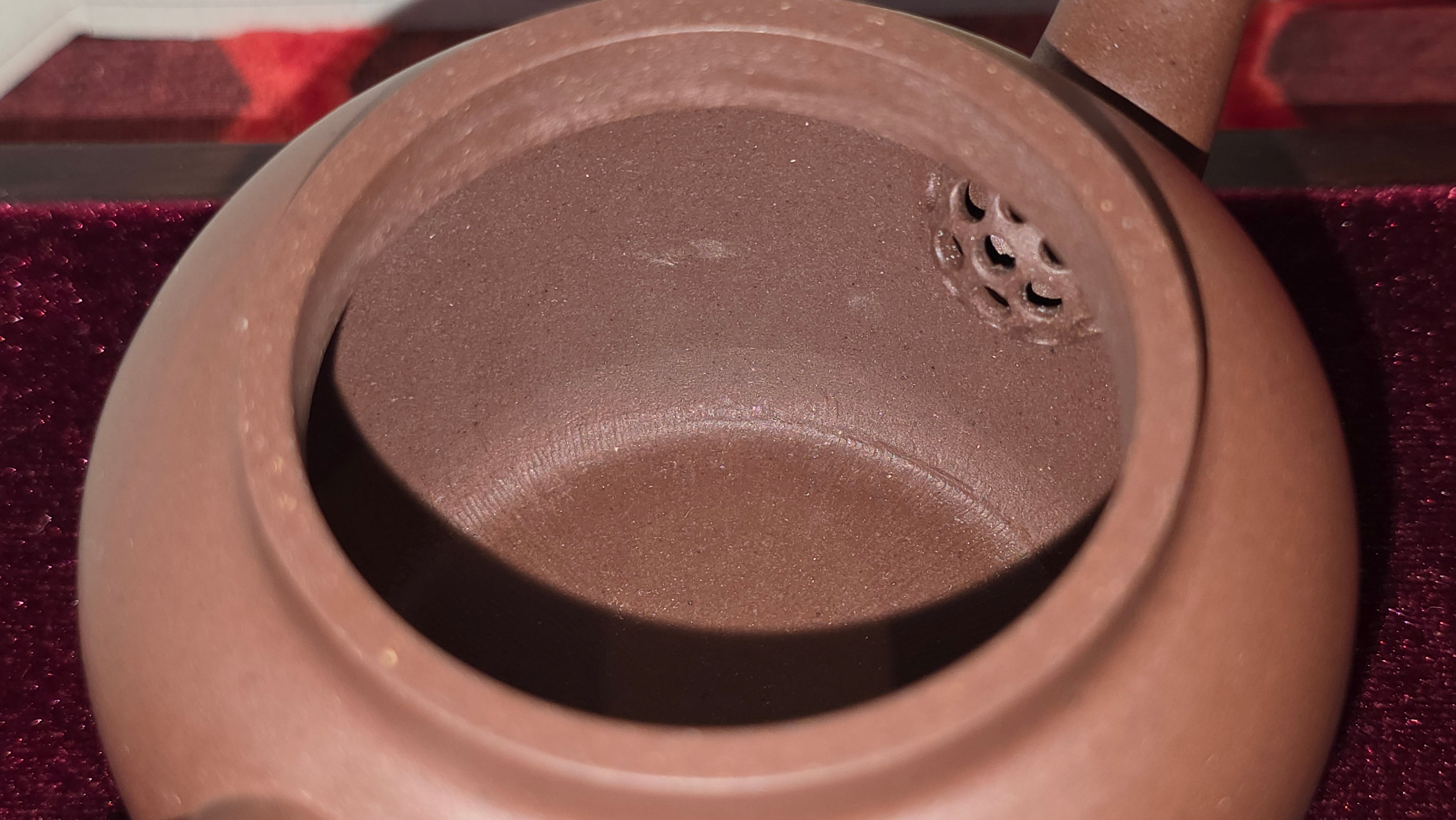 《宫灯》"Gong Deng", 195.3ml, Huang Long Yuan company's National-Authenticated Huang Long Shan 4th Quarry Di Cao Qing, Crafted by L3A Consummate Master Artist Li Yan Ru 李艳如。