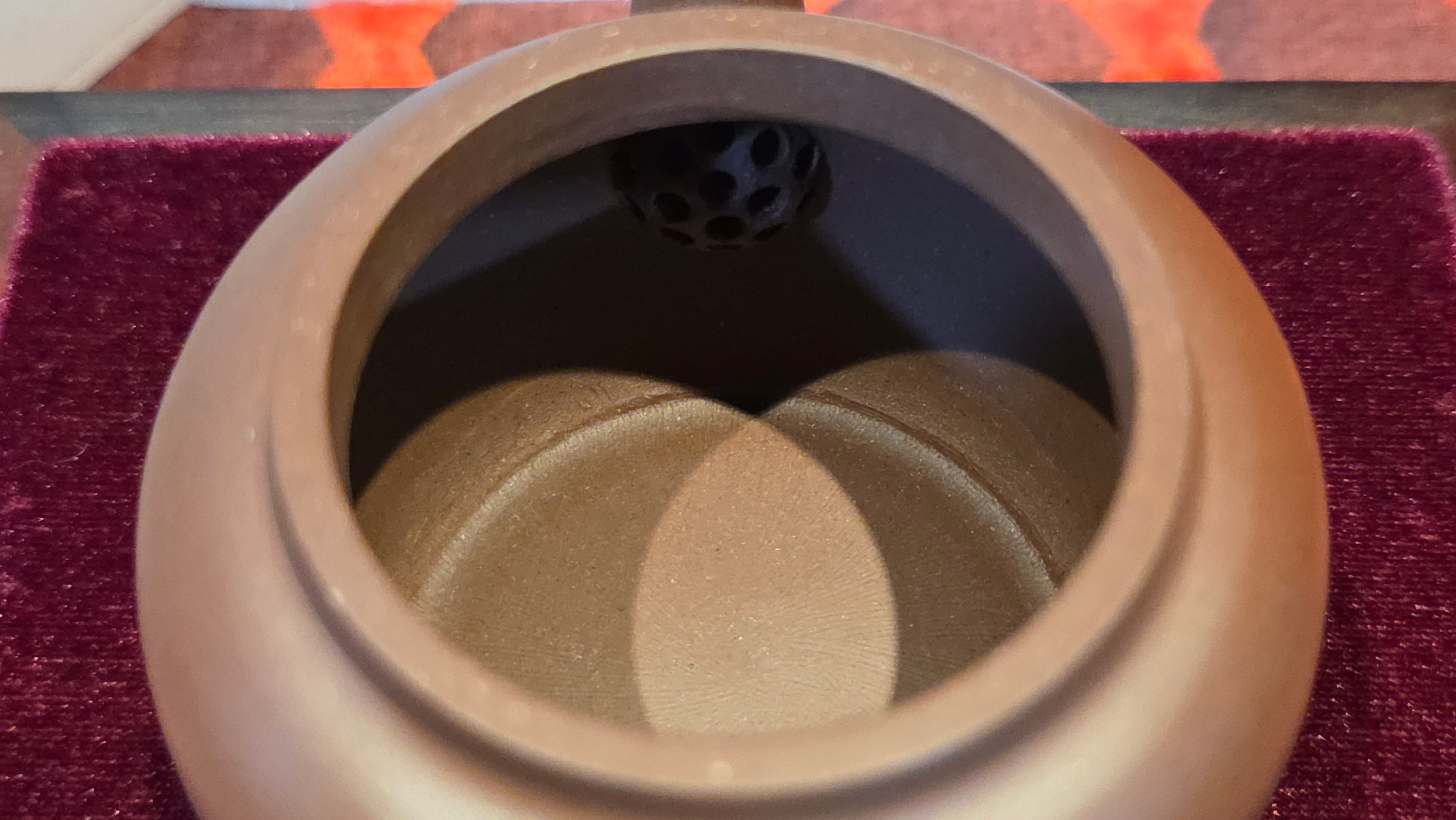 《宫灯》"Gong Deng", 195.3ml, Huang Long Yuan company's National-Authenticated Huang Long Shan 4th Quarry Di Cao Qing, Crafted by L3A Consummate Master Artist Li Yan Ru 李艳如。