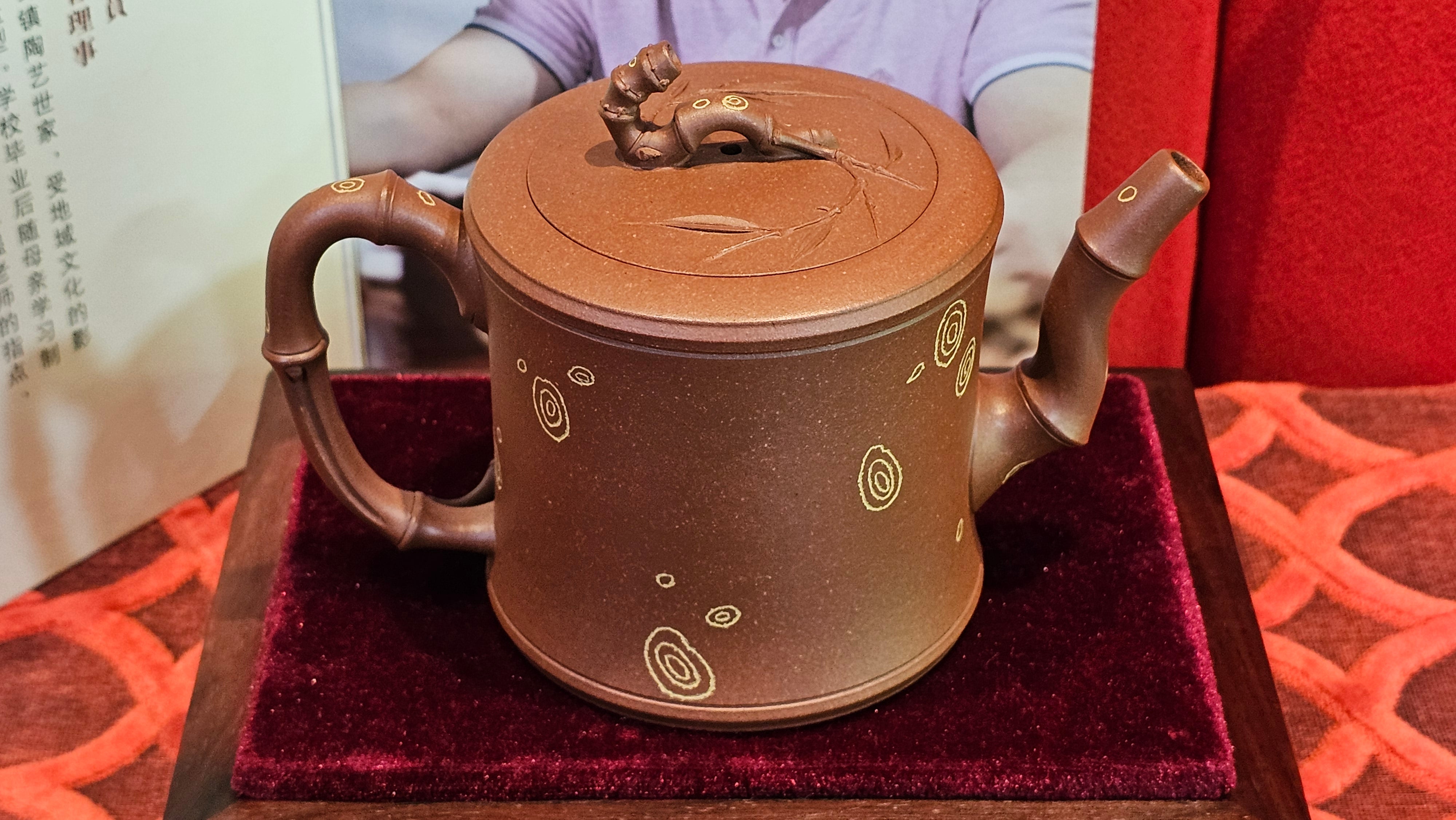 《湘妃竹段》"Xiang Fei Zhu Duan", 244.8ml, Di Cao Qing Zi Ni with Duan Ni Clay embellishments for the characteristic "Xiang Fei Bamboo" Patterns, by L4 Assoc Master Yu Chun Lei 俞春雷 ~!Congratulations to Kungfu Master J.G.! 1122hrs 23rd Nov 2025, New Orleans! LA!